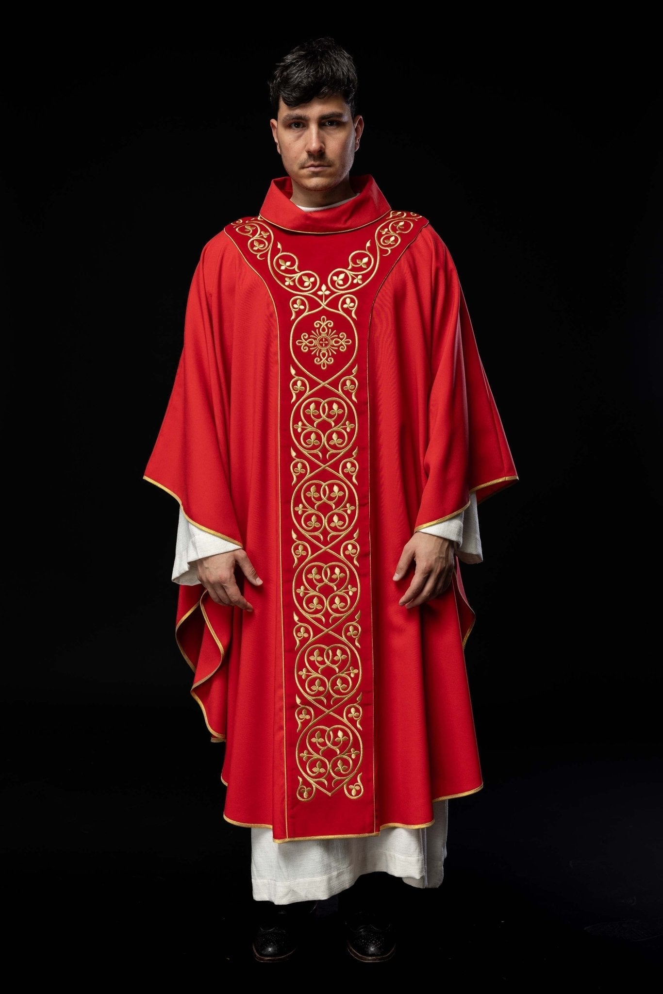 Casulla litúrgica roja con bordado en terciopelo KOR/169/02 - CASULLAS.ES
