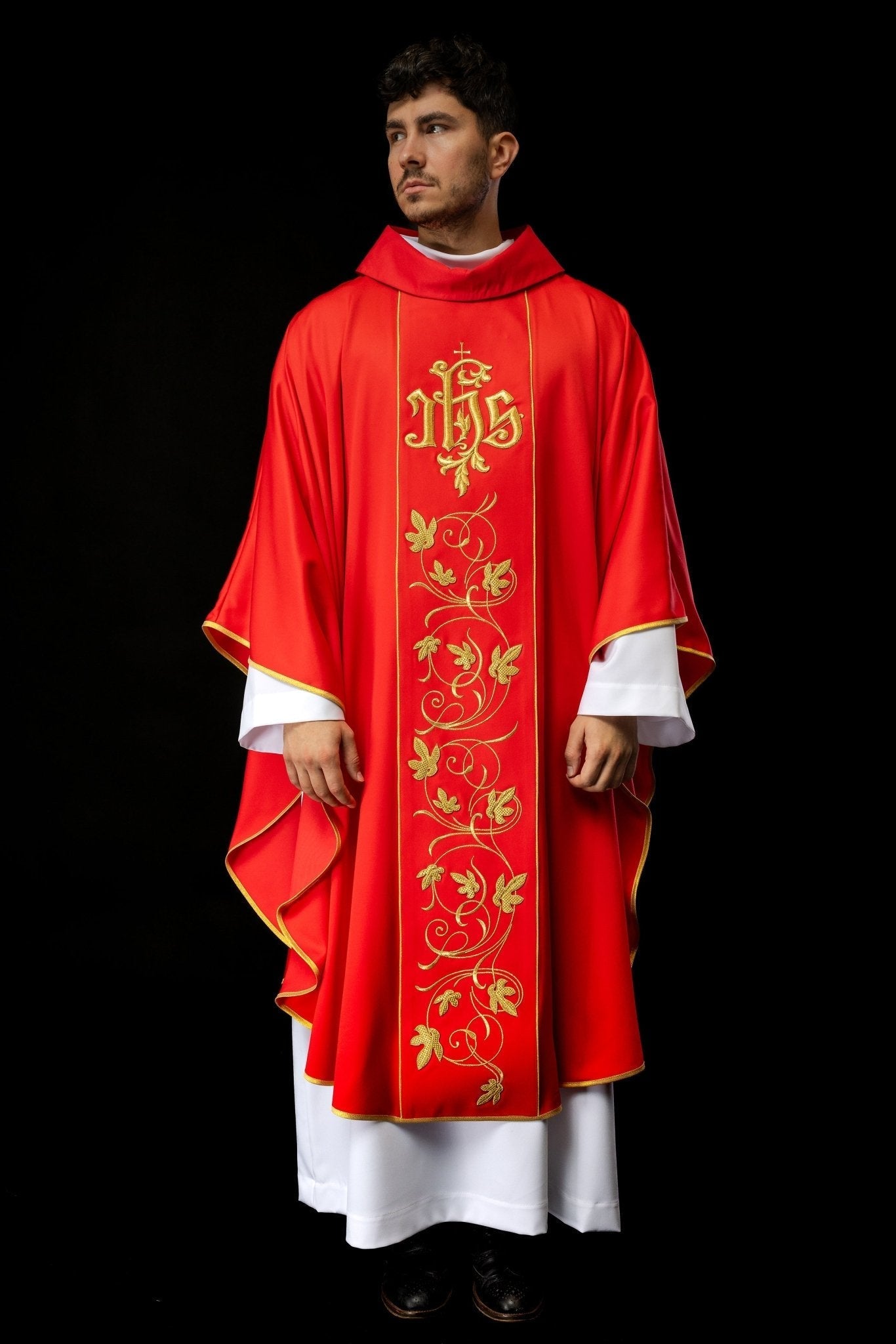 Casulla litúrgica roja con cinturón ricamente decorado con motivos florales e IHS S - 7051 - 02 - 53 - CASULLAS.ES