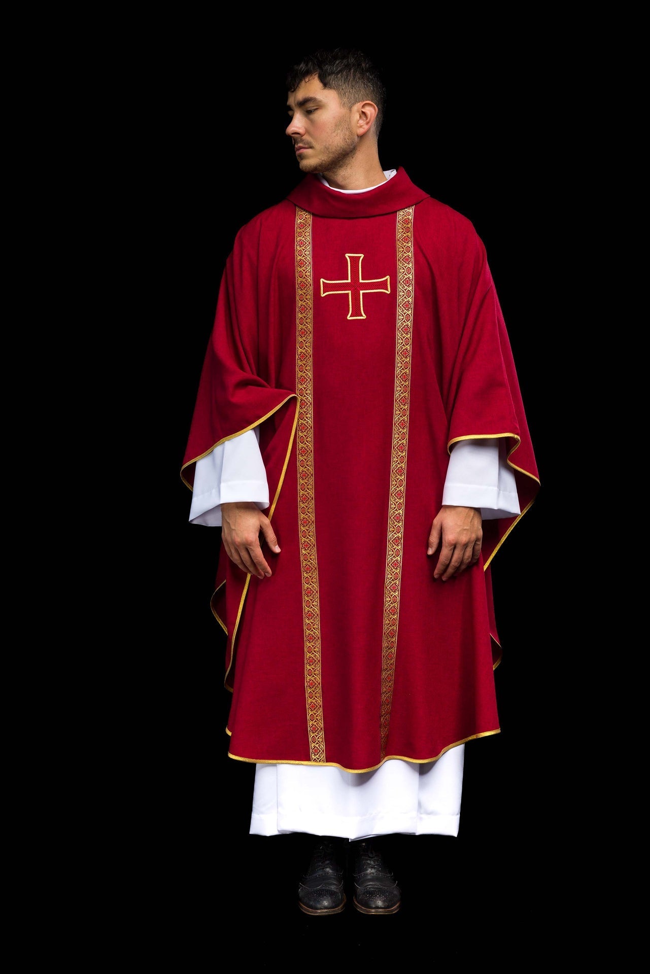 Casulla litúrgica roja con cruz bordada y bandas de jacquard KOR/975/02/70 - CASULLAS.ES