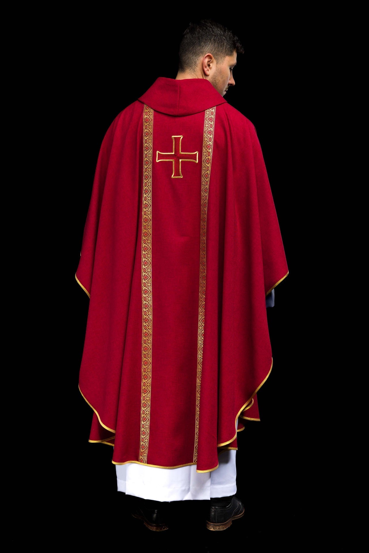 Casulla litúrgica roja con cruz bordada y bandas de jacquard KOR/975/02/70 - CASULLAS.ES