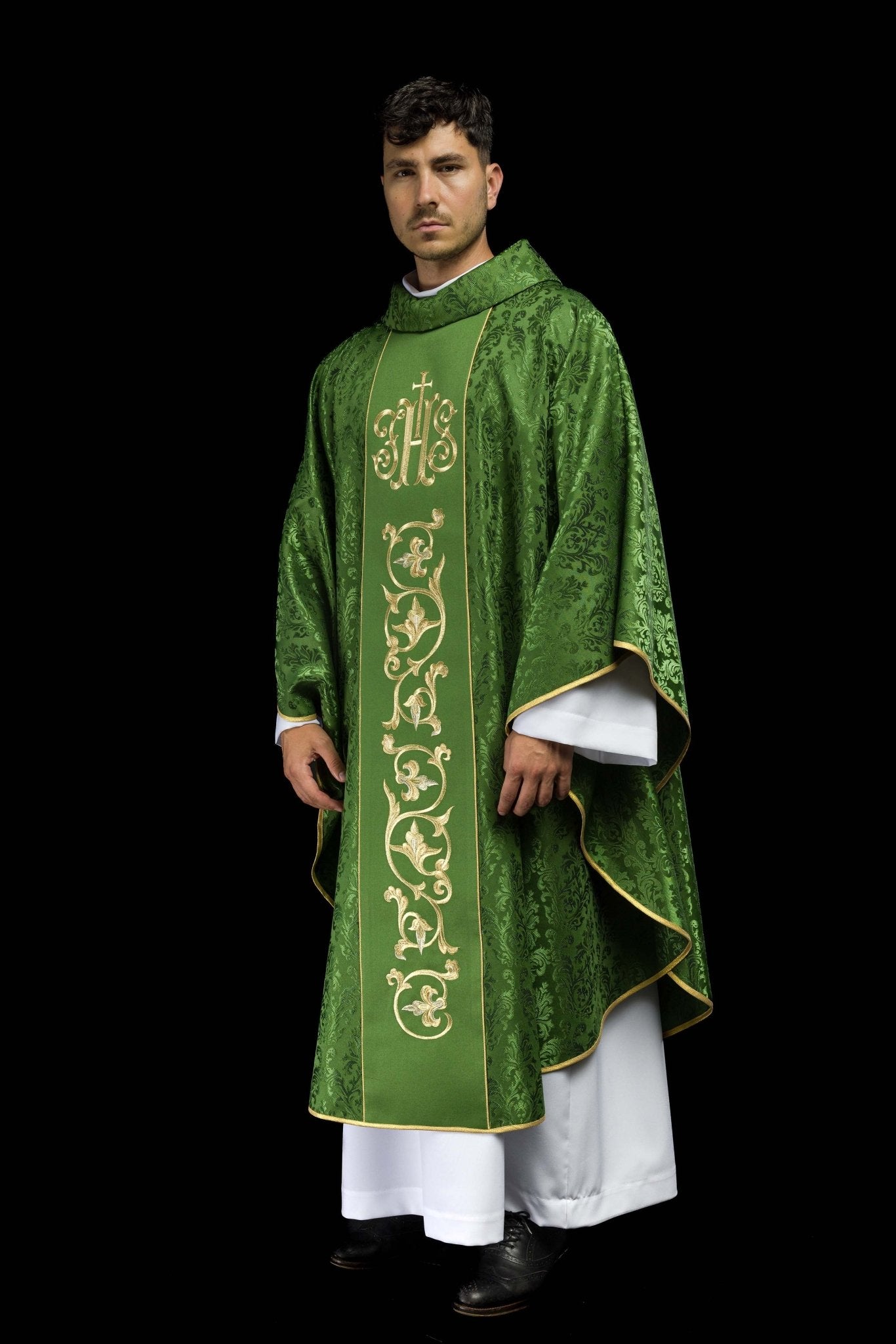 Casulla litúrgica verde con banda ricamente decorada IHS S-7059-01-67 - CASULLAS.ES