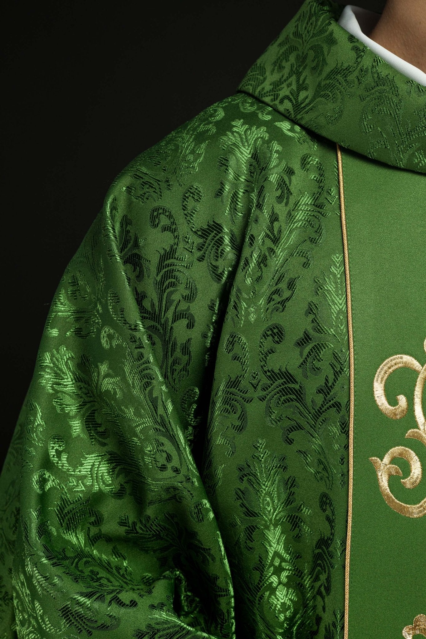Casulla litúrgica verde con banda ricamente decorada IHS S-7059-01-67 - CASULLAS.ES