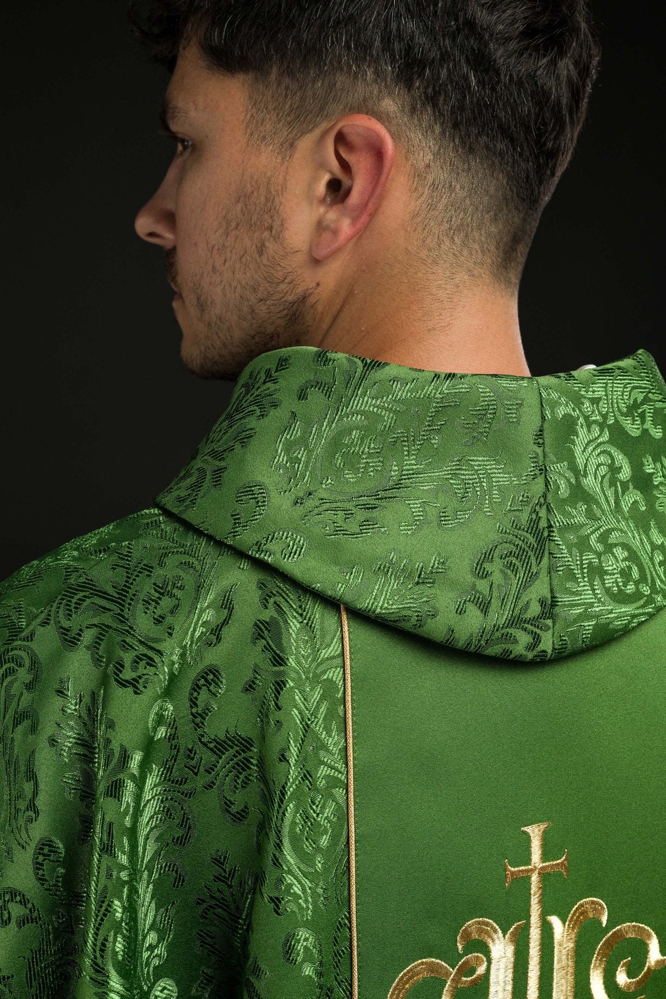 Casulla litúrgica verde con banda ricamente decorada IHS S-7059-01-67 - CASULLAS.ES