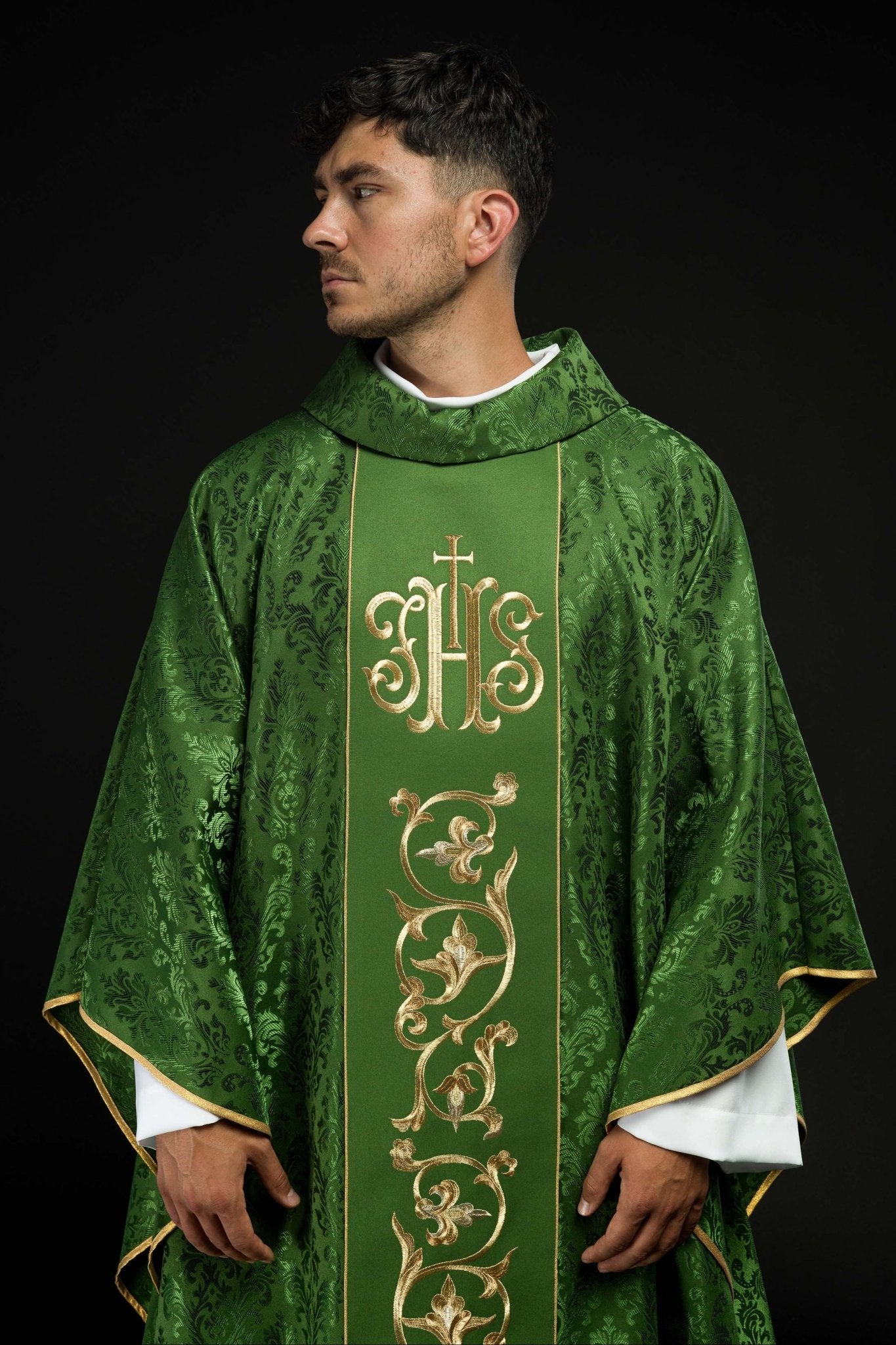 Casulla litúrgica verde con banda ricamente decorada IHS S-7059-01-67 - CASULLAS.ES