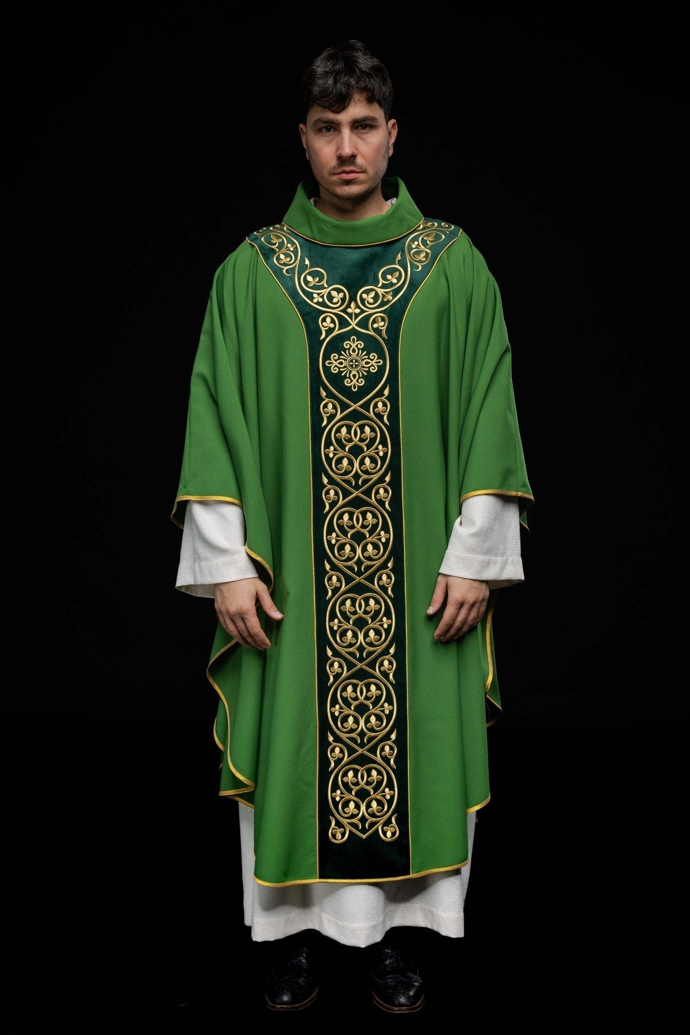 Casulla litúrgica verde con bordado en terciopelo KOR/169/01 - CASULLAS.ES