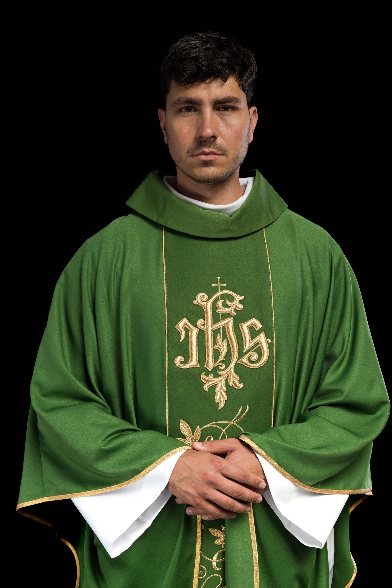 Casulla litúrgica verde con cinturón ricamente decorado con motivos florales e IHS S-7051-01-53 - CASULLAS.ES