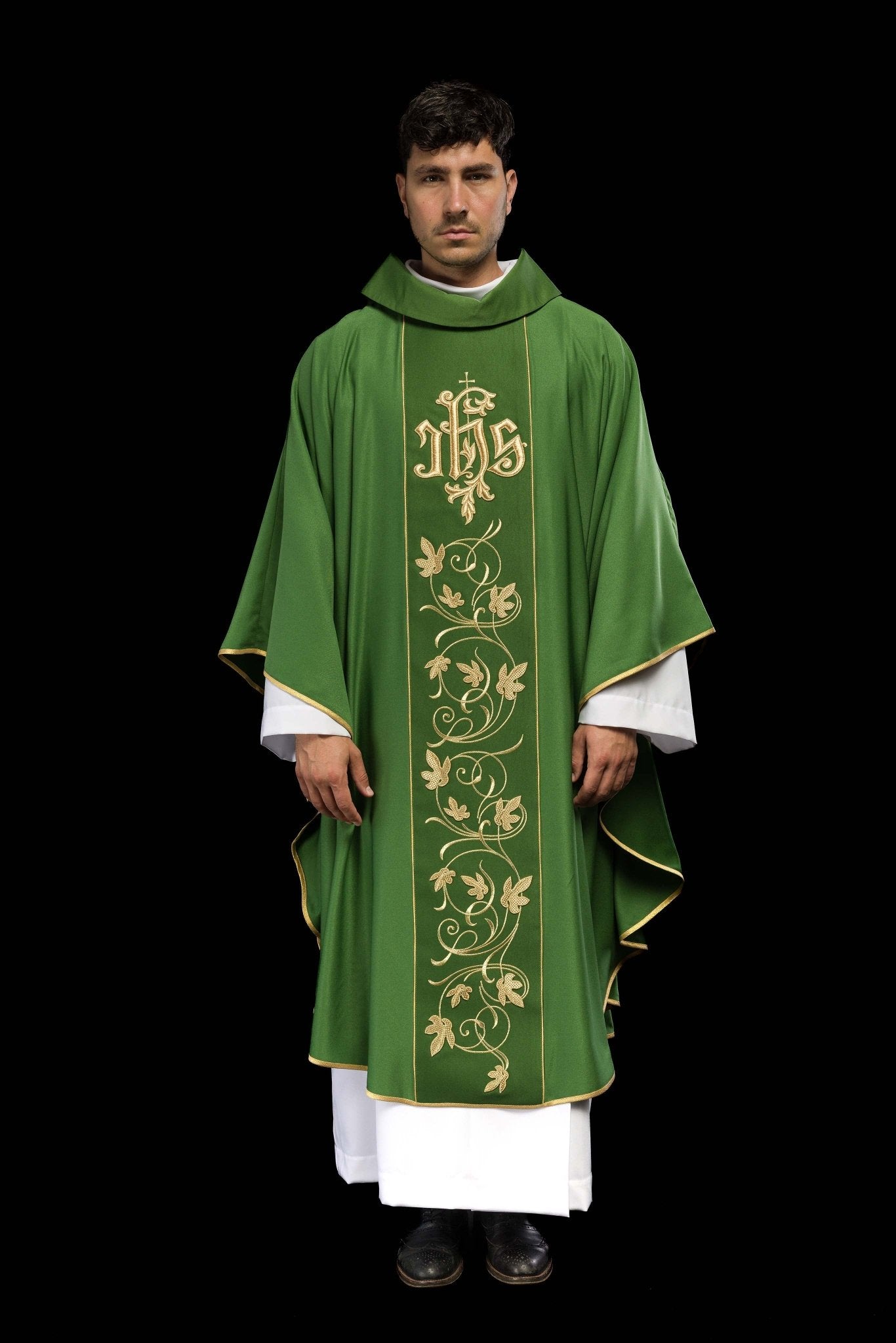 Casulla litúrgica verde con cinturón ricamente decorado con motivos florales e IHS S-7051-01-53 - CASULLAS.ES