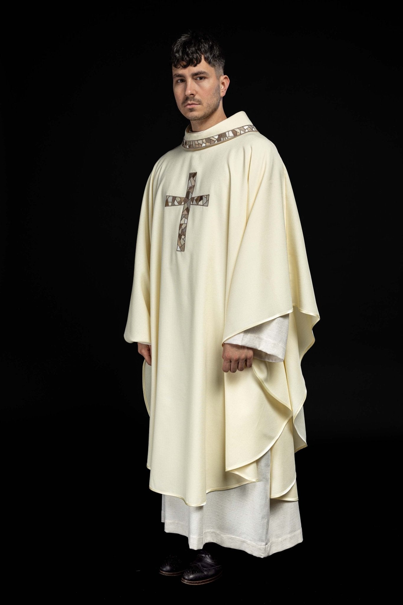 Casulla marfil con bordado Cruz KOR/257/05/62 - CASULLAS.ES