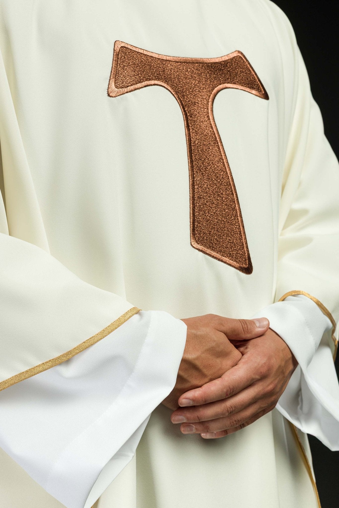 Casulla marfil con bordado Cruz Franciscana TAU, cuello redondo KOR/180/05/01 ECRU - CASULLAS.ES