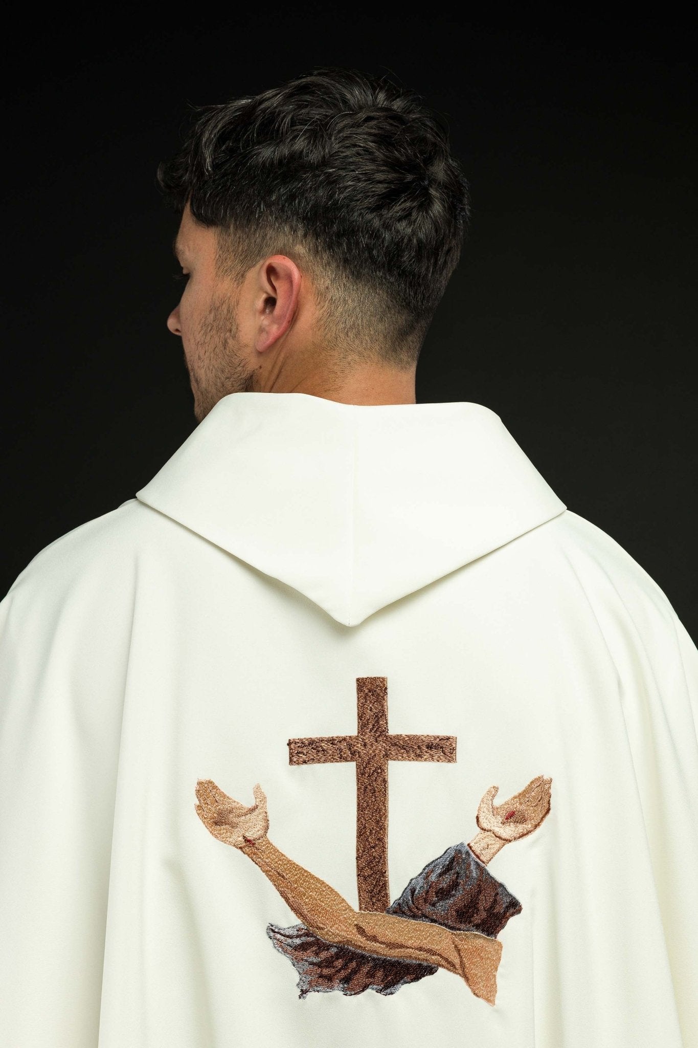 Casulla marfil con bordado Cruz Franciscana TAU, cuello redondo KOR/180/05/01 ECRU - CASULLAS.ES