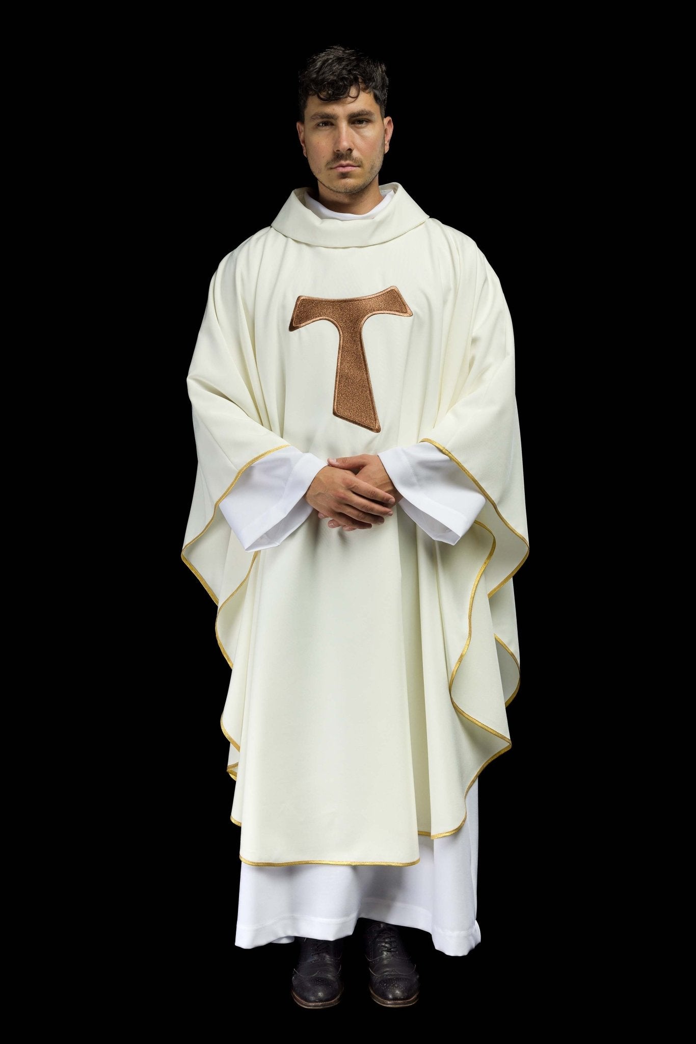 Casulla marfil con bordado Cruz Franciscana TAU, cuello redondo KOR/180/05/01 ECRU - CASULLAS.ES