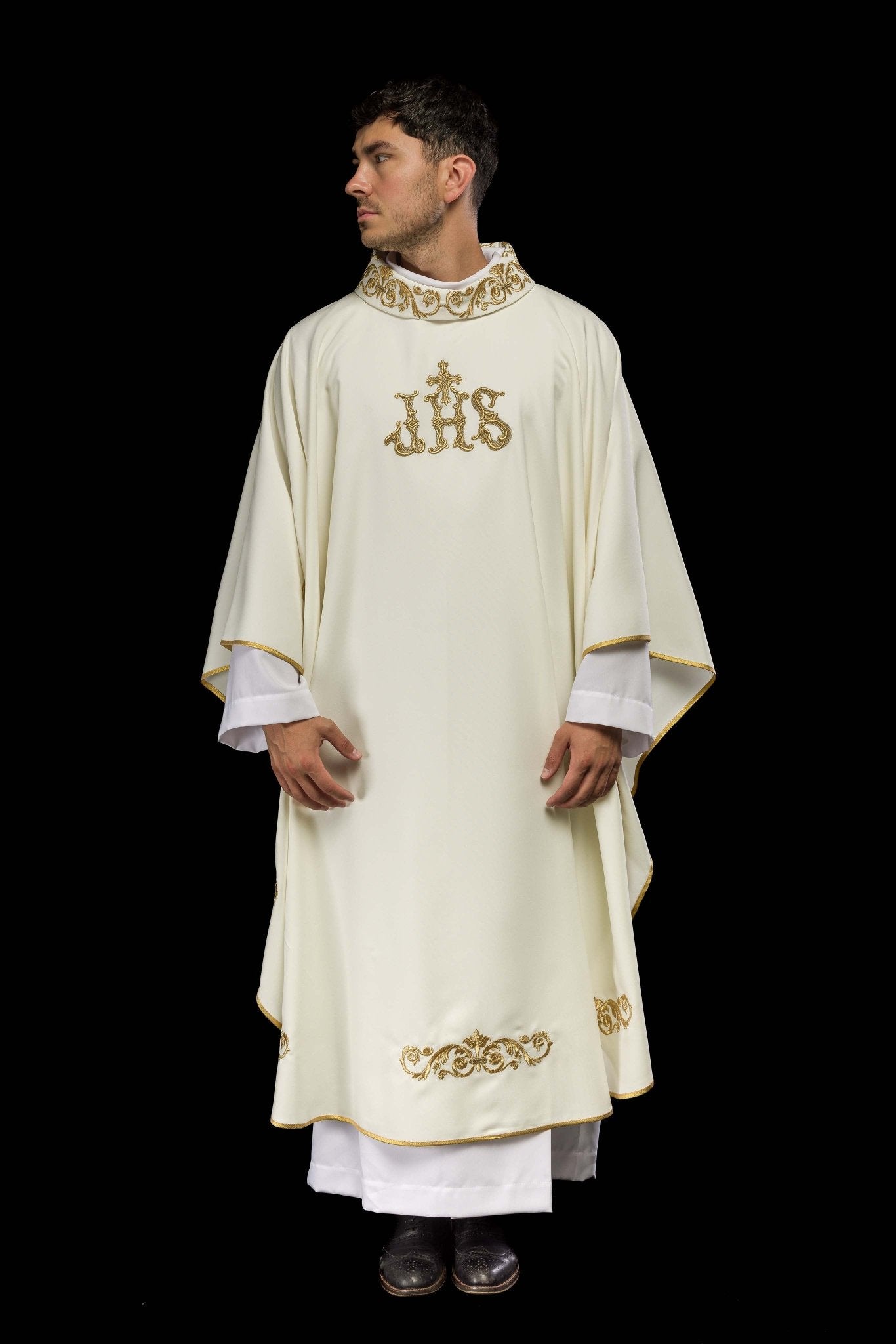 Casulla marfil con bordado Floral e IHS KOR/157/05/01 ECRU - CASULLAS.ES