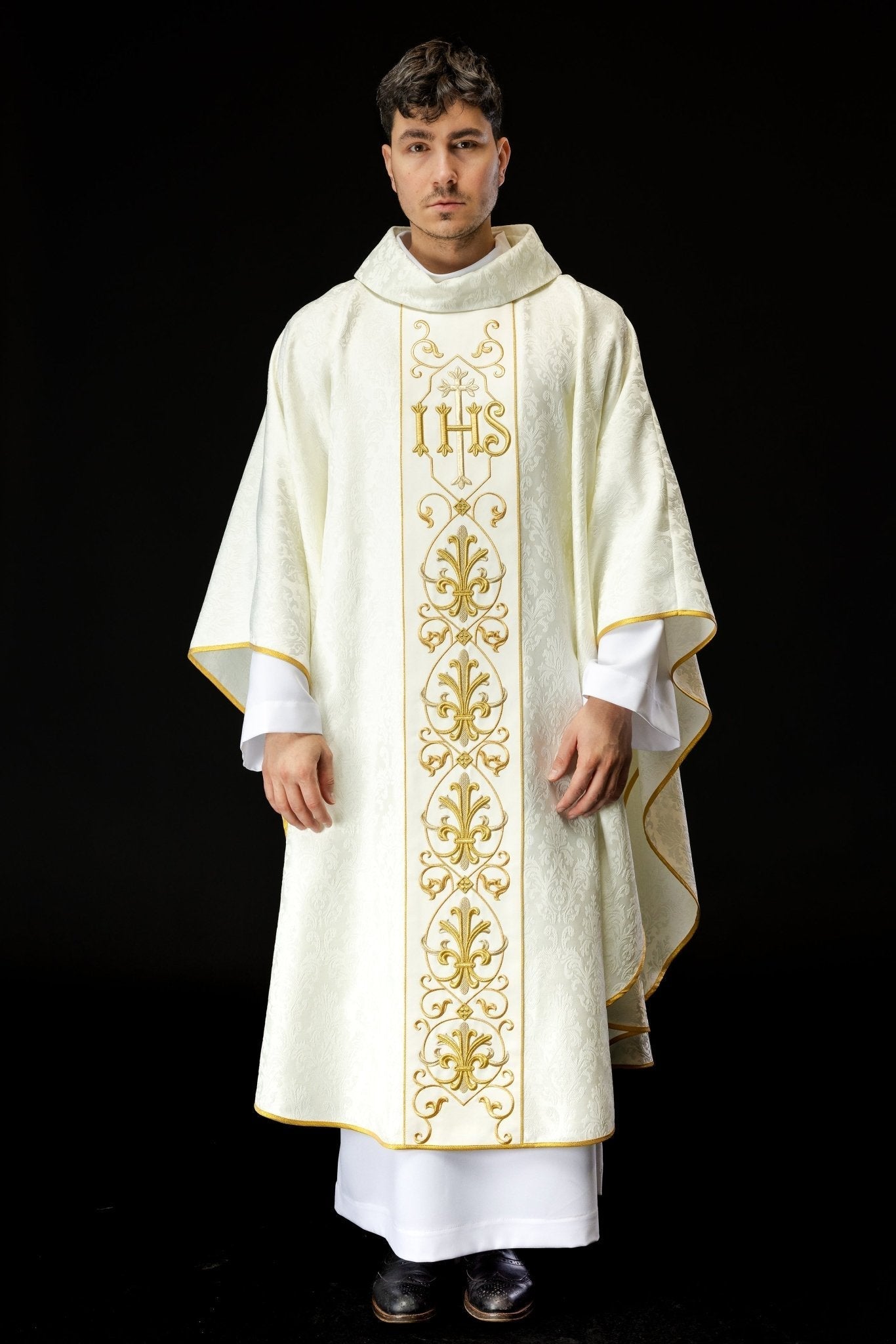 Casulla marfil con bordado IHS ; la tela decorativa KOR/268/05/67 - CASULLAS.ES