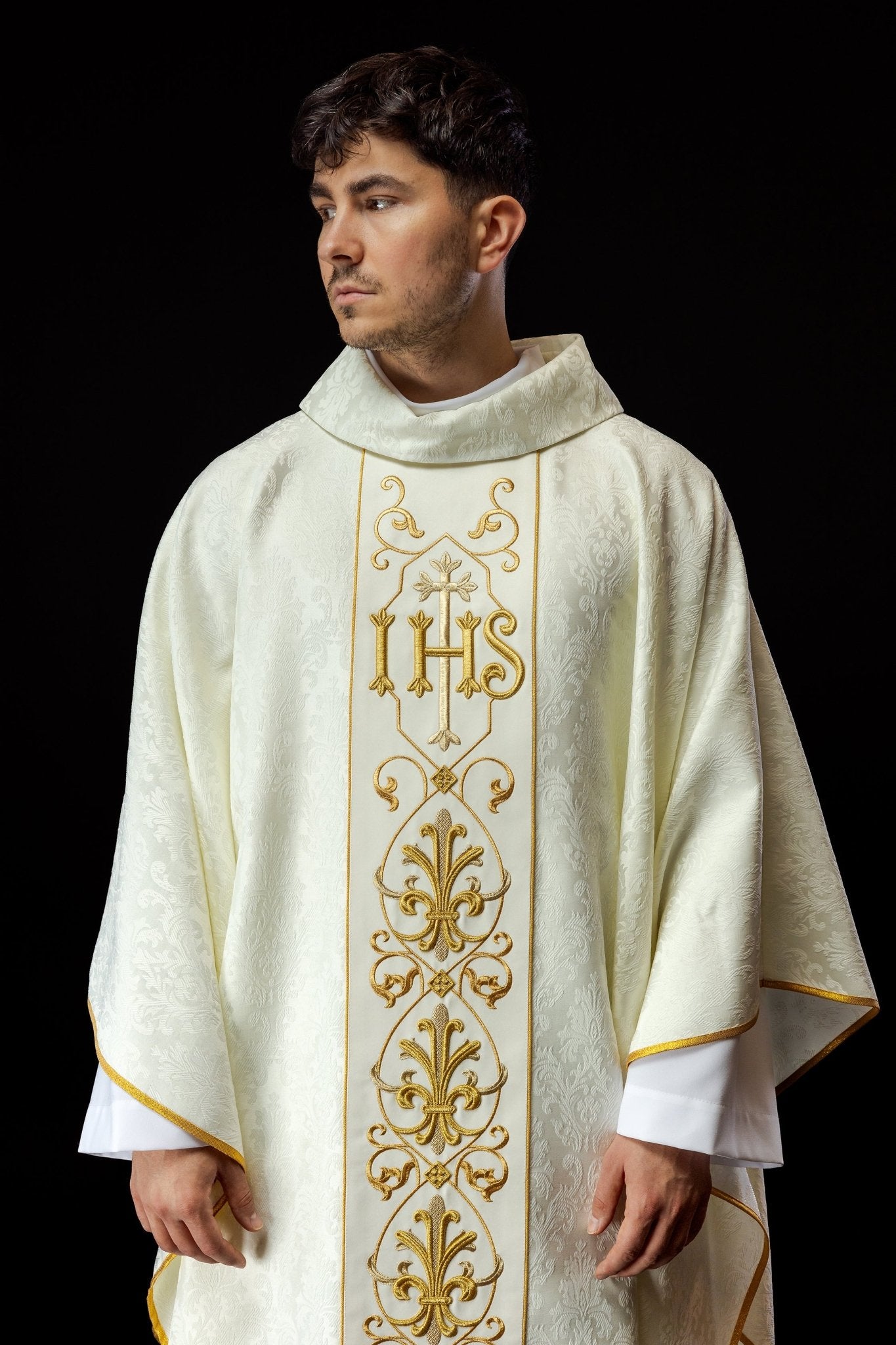 Casulla marfil con bordado IHS ; la tela decorativa KOR/268/05/67 - CASULLAS.ES