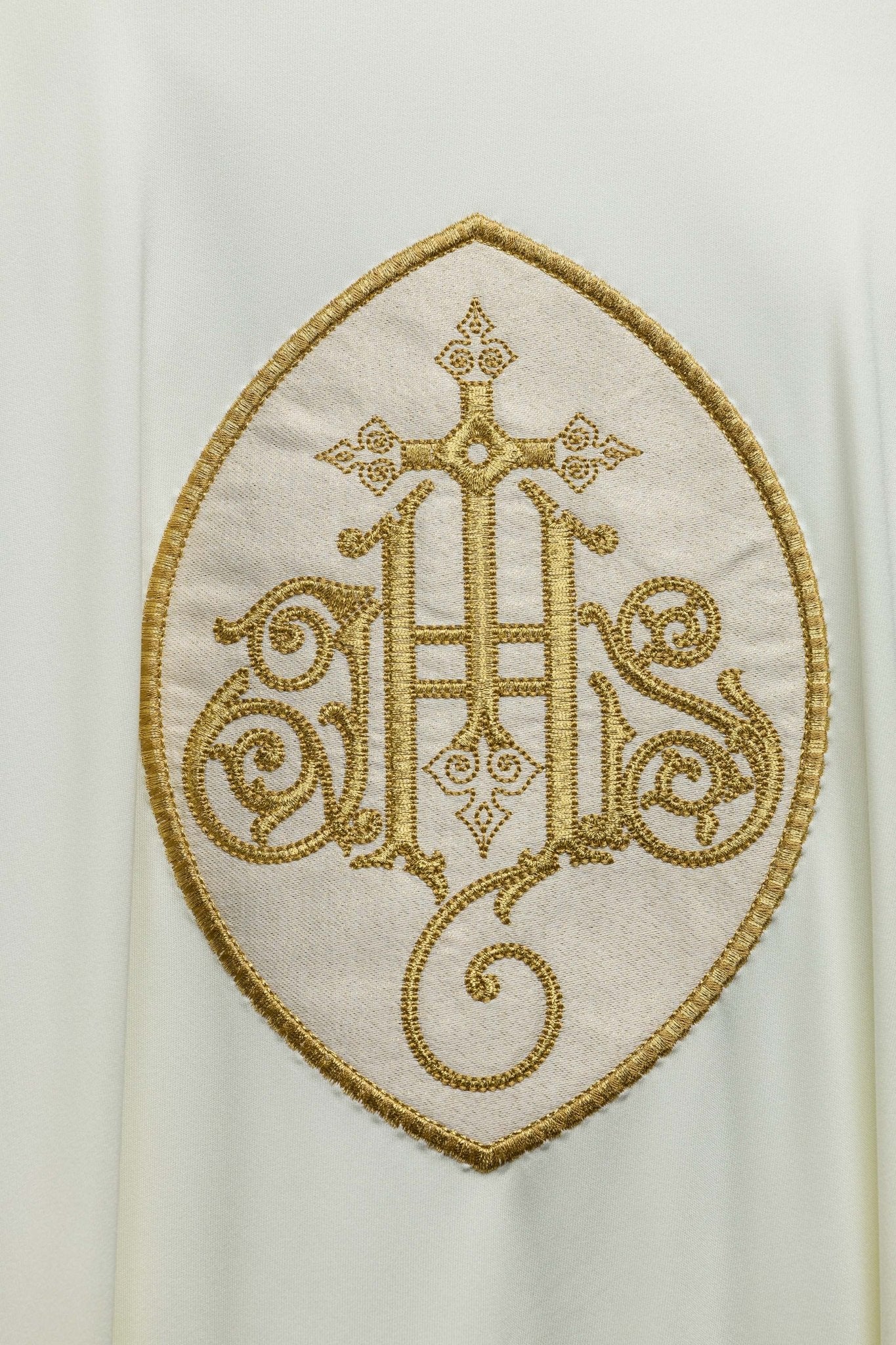 Casulla marfil con bordado IHS; tejido de punto KOR/388/05/78 - CASULLAS.ES