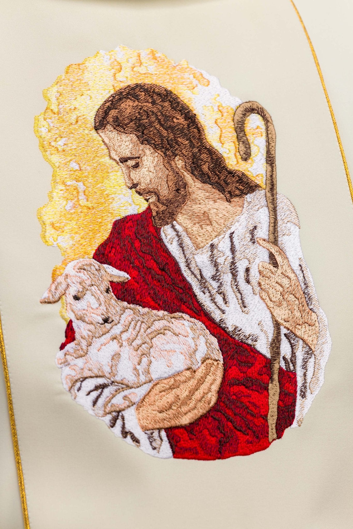 Casulla marfil con bordado imagen Jesús el Buen Pastor KOR/202/05/01 ECRU - CASULLAS.ES