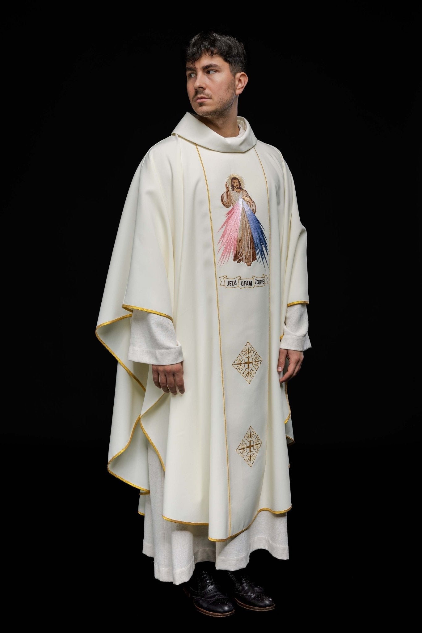 Casulla marfil con bordado Jesús misericordioso KOR/113/05/01 ECRU - CASULLAS.ES