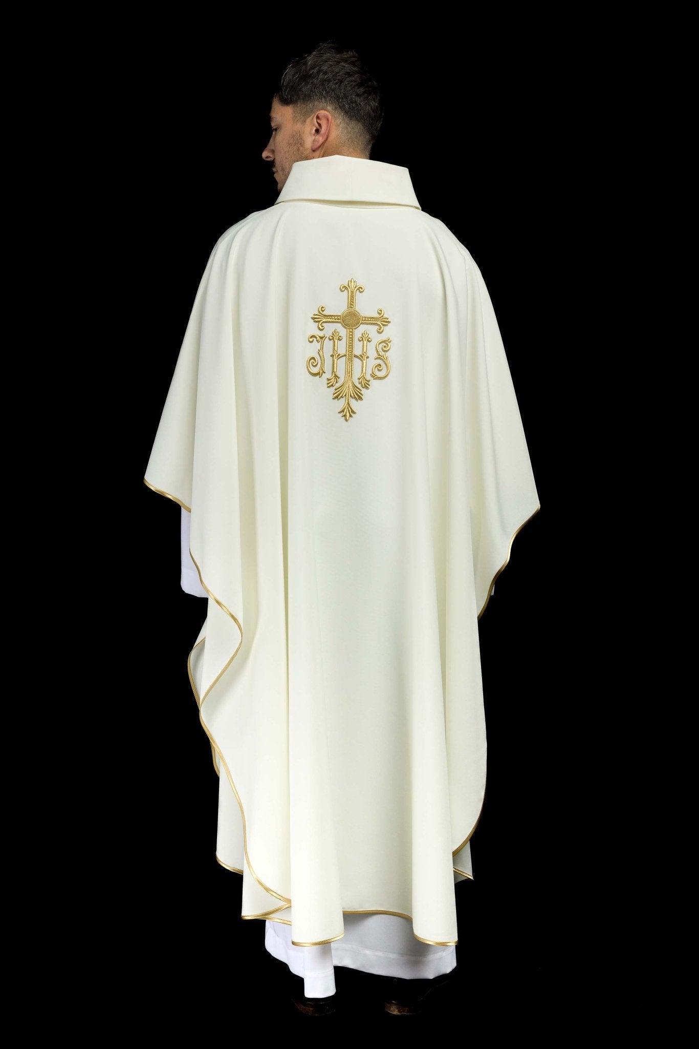 Casulla marfil con convexo bordado IHS KOR/255/05/12 - CASULLAS.ES