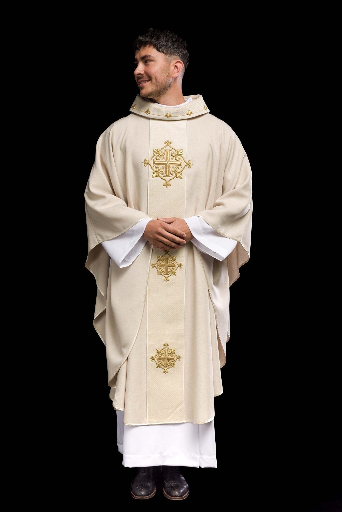 Casulla marfil con galón terciopelo ricamente bordado Cruces LE/7030/05 - CASULLAS.ES