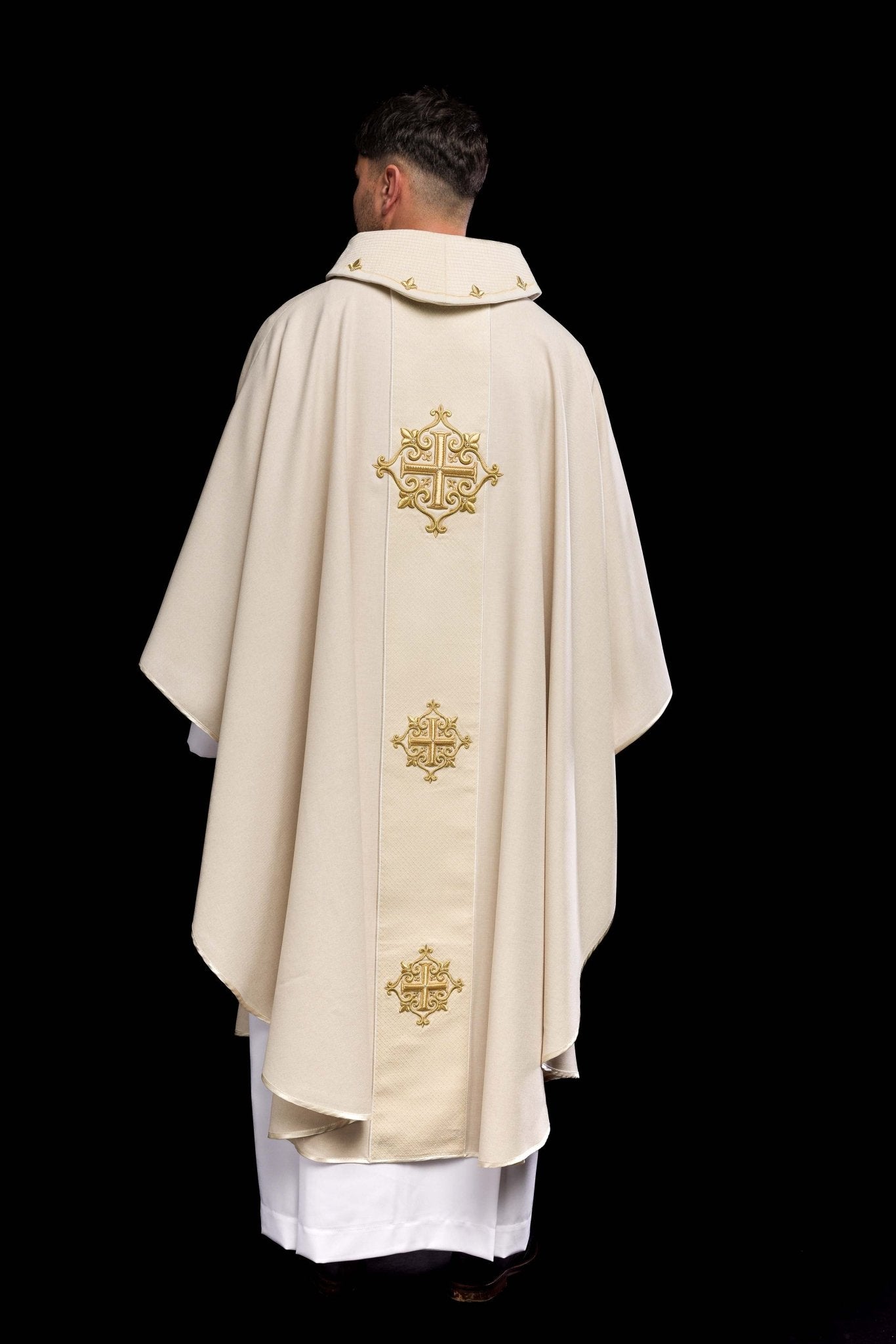 Casulla marfil con galón terciopelo ricamente bordado Cruces LE/7030/05 - CASULLAS.ES