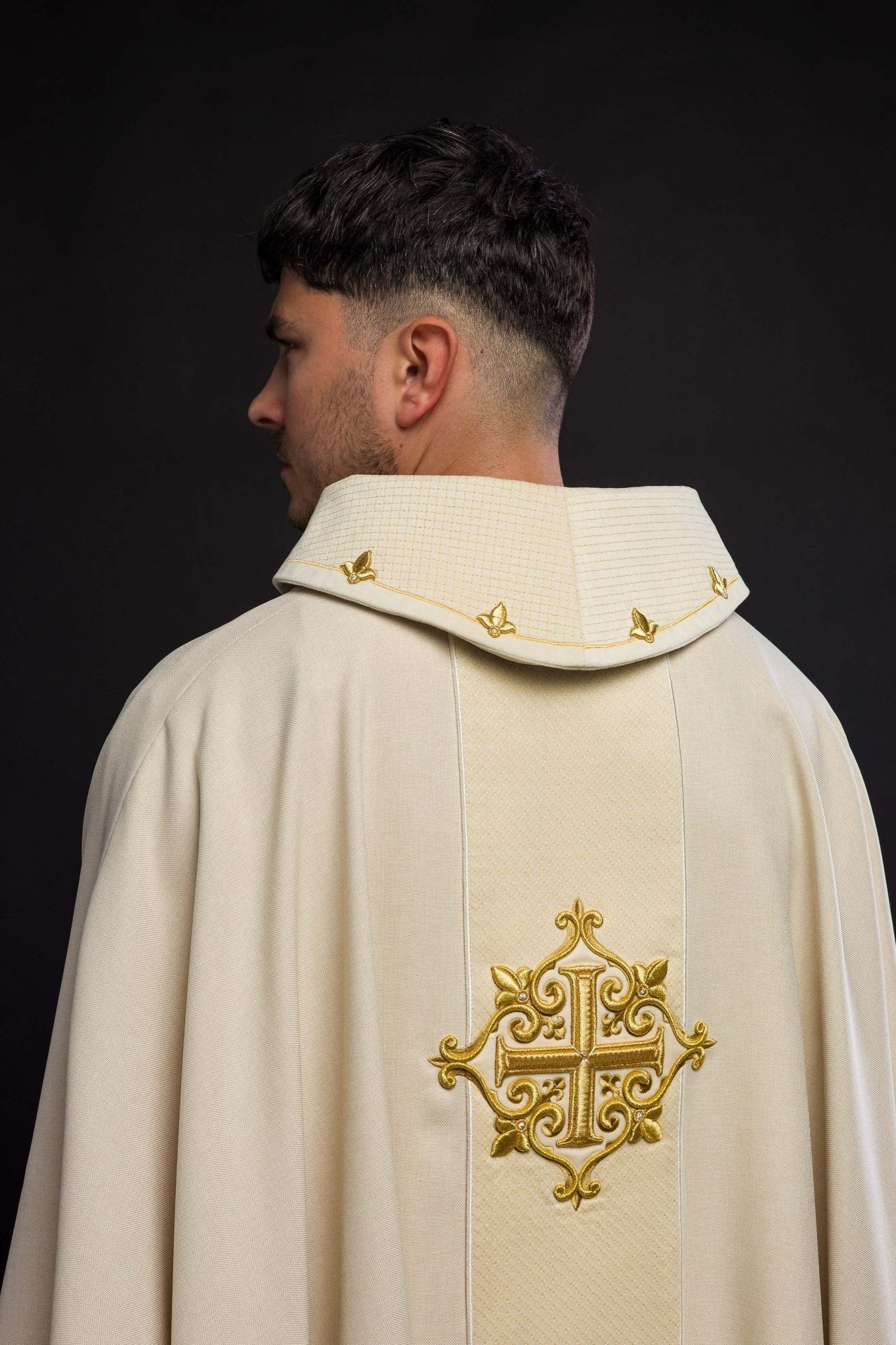 Casulla marfil con galón terciopelo ricamente bordado Cruces LE/7030/05 - CASULLAS.ES