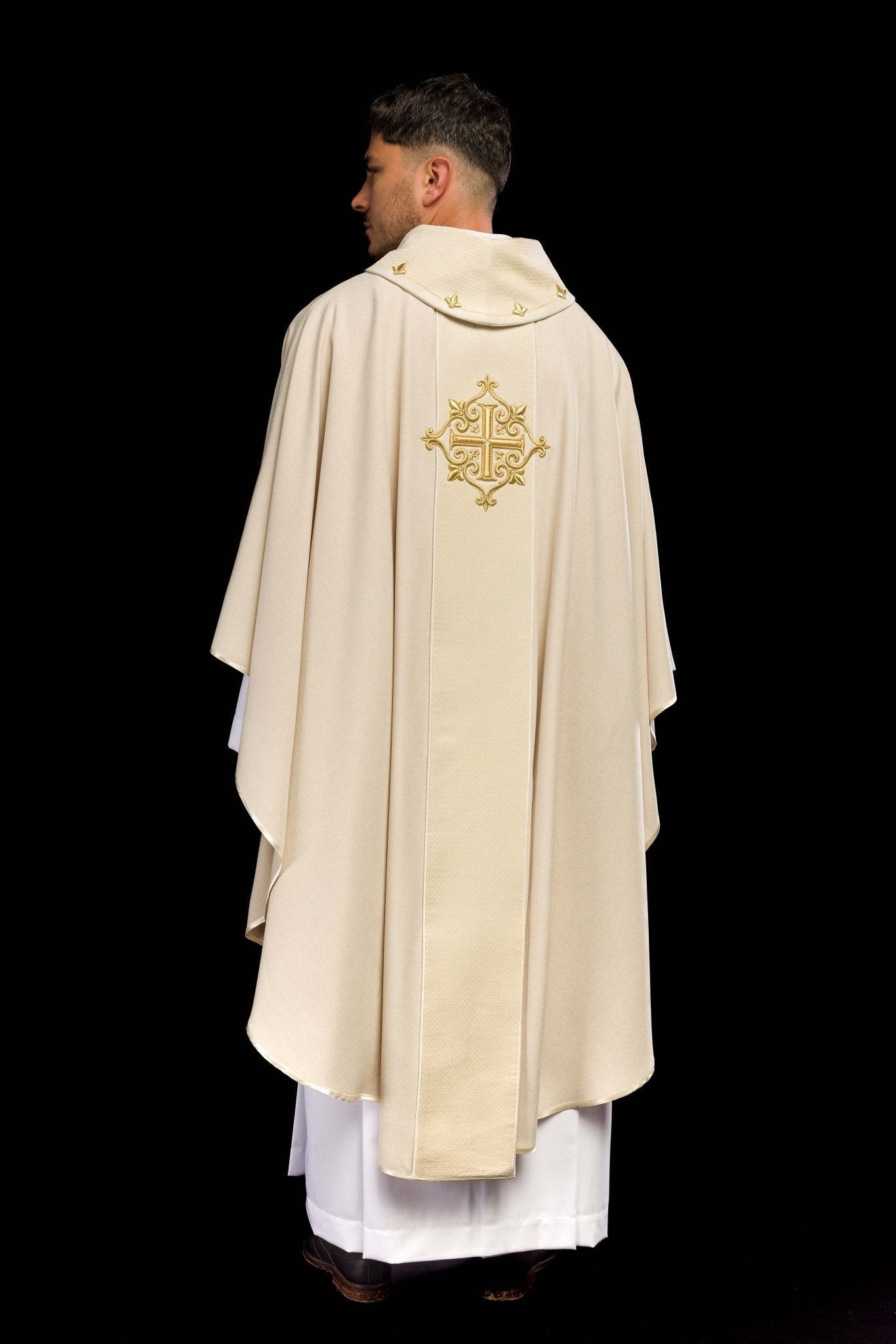Casulla marfil con galón terciopelo ricamente bordado Cruz LE/7029/05 - CASULLAS.ES