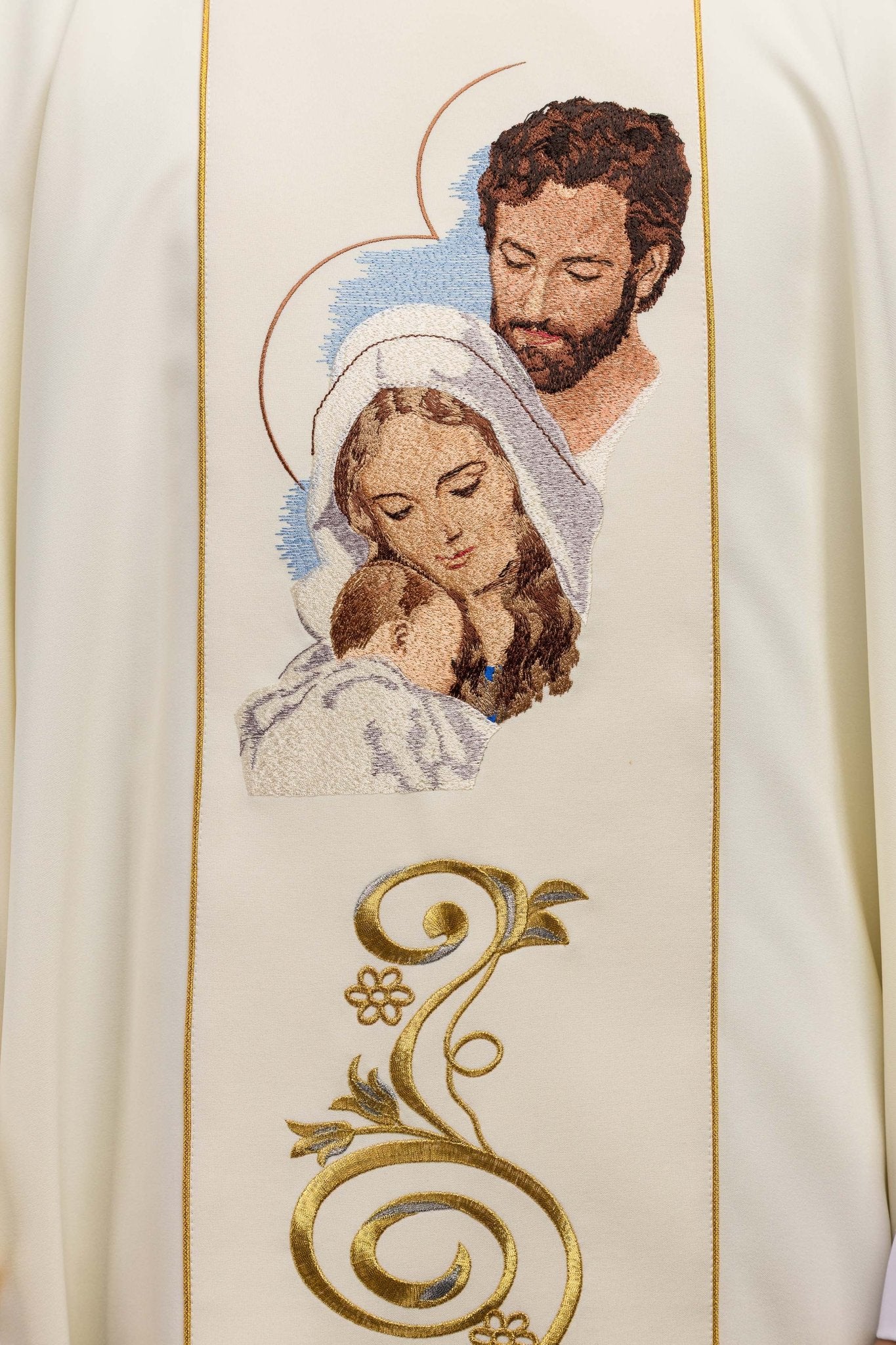 Casulla marfil para Navidad con la imagen de la Sagrada Familia KOR/196/05/01 ECRU - CASULLAS.ES