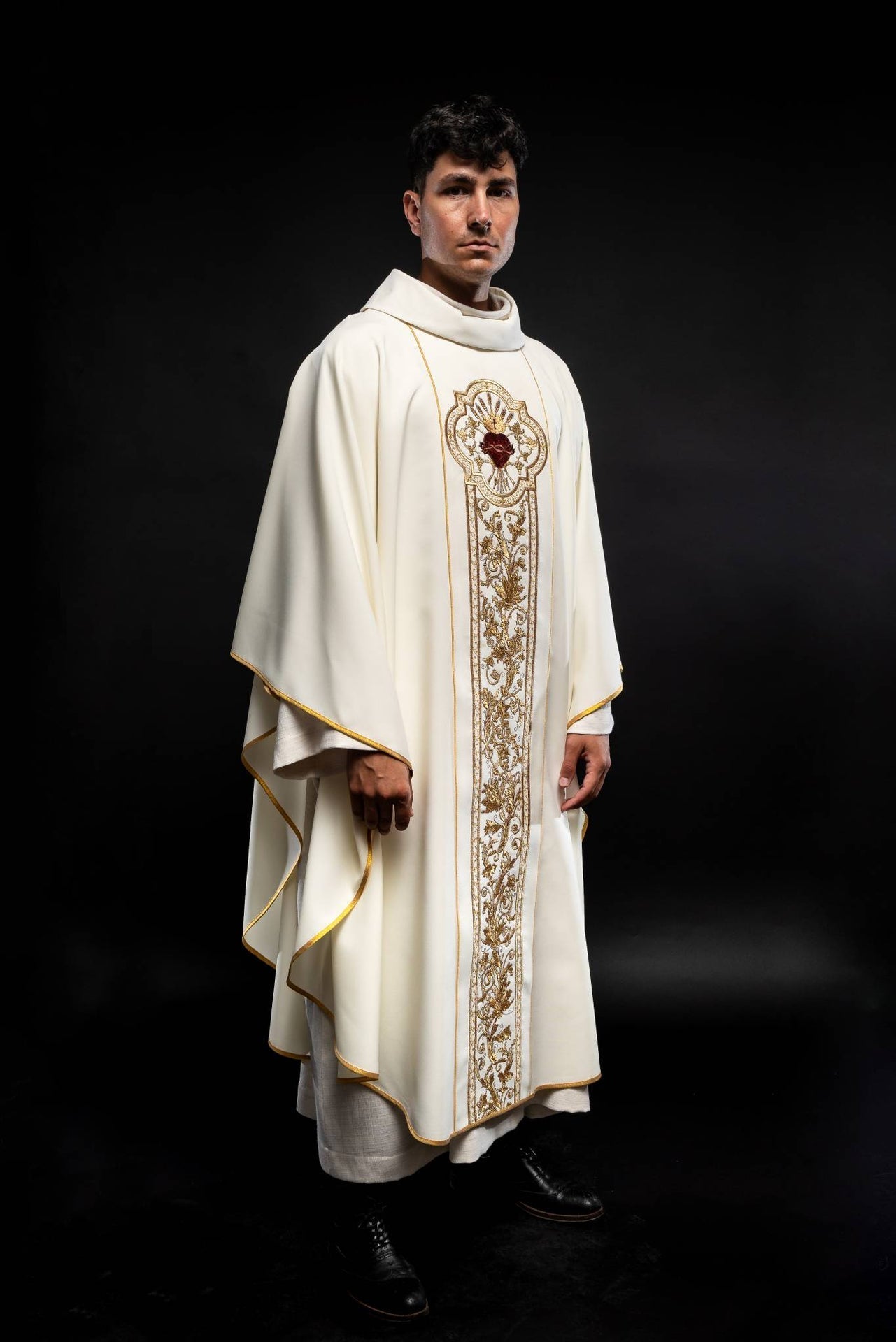 Casulla marfil ricamente bordada con Corazón de Jesús KOR/109/05/01 ECRU - CASULLAS.ES