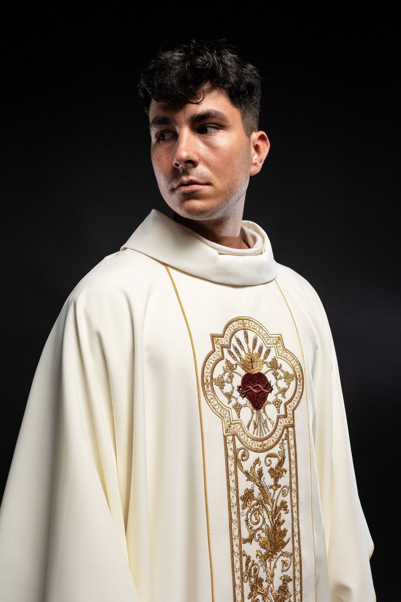 Casulla marfil ricamente bordada con Corazón de Jesús KOR/109/05/01 ECRU - CASULLAS.ES