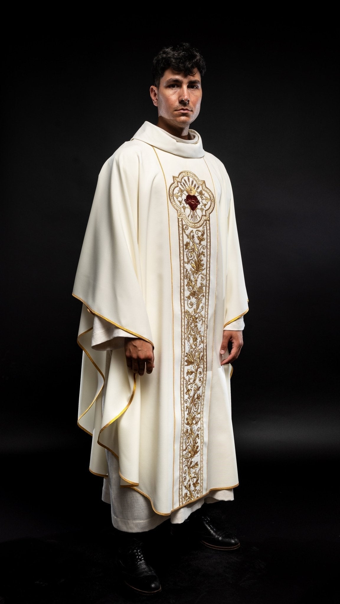 Casulla marfil ricamente bordada con Corazón de Jesús KOR/109/05/01 ECRU - CASULLAS.ES