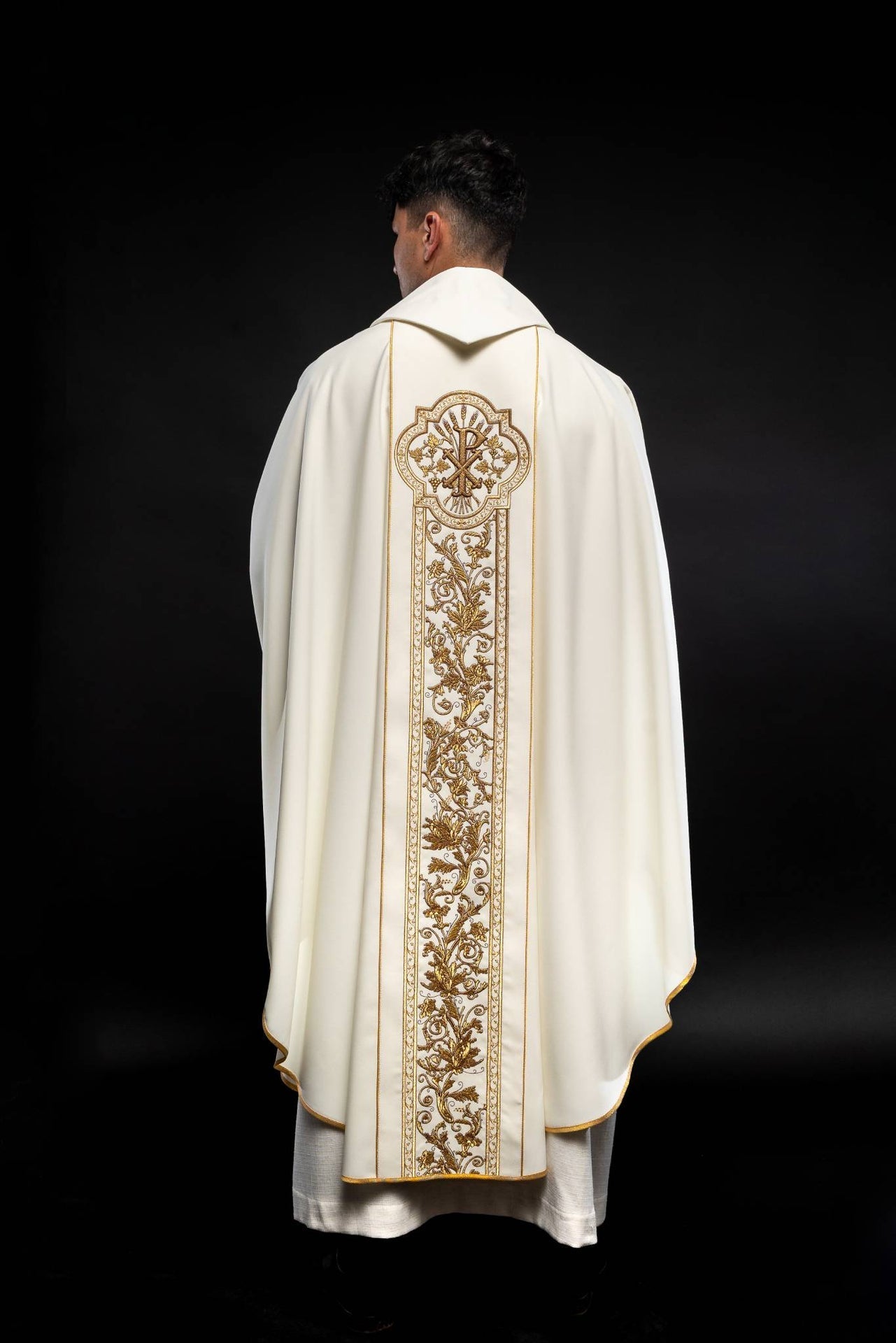 Casulla marfil ricamente bordada con Corazón de Jesús KOR/109/05/01 ECRU - CASULLAS.ES