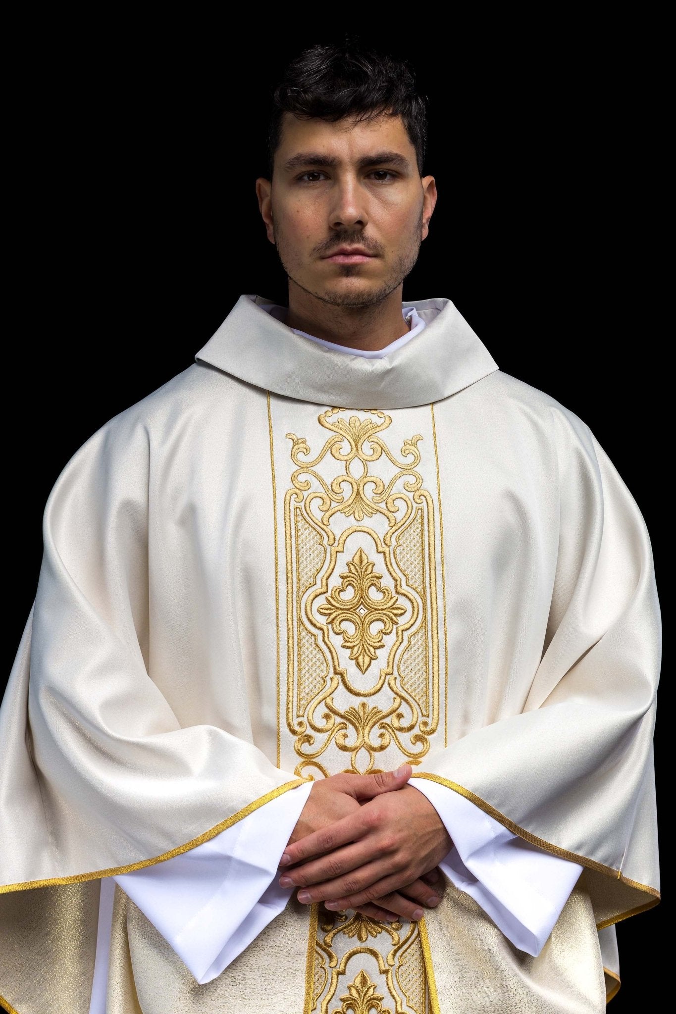 Casulla marfil ricamente bordada; tela brillante LE/7021/05 - CASULLAS.ES