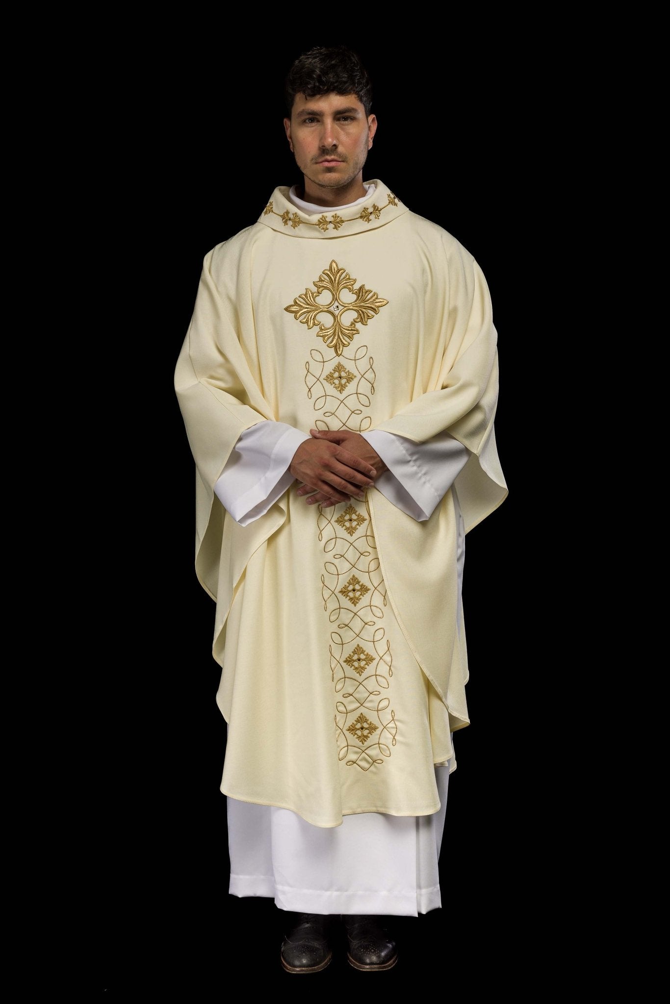 Casulla marfil ricamente bordada y decorada con piedras LE/7018/05 - CASULLAS.ES