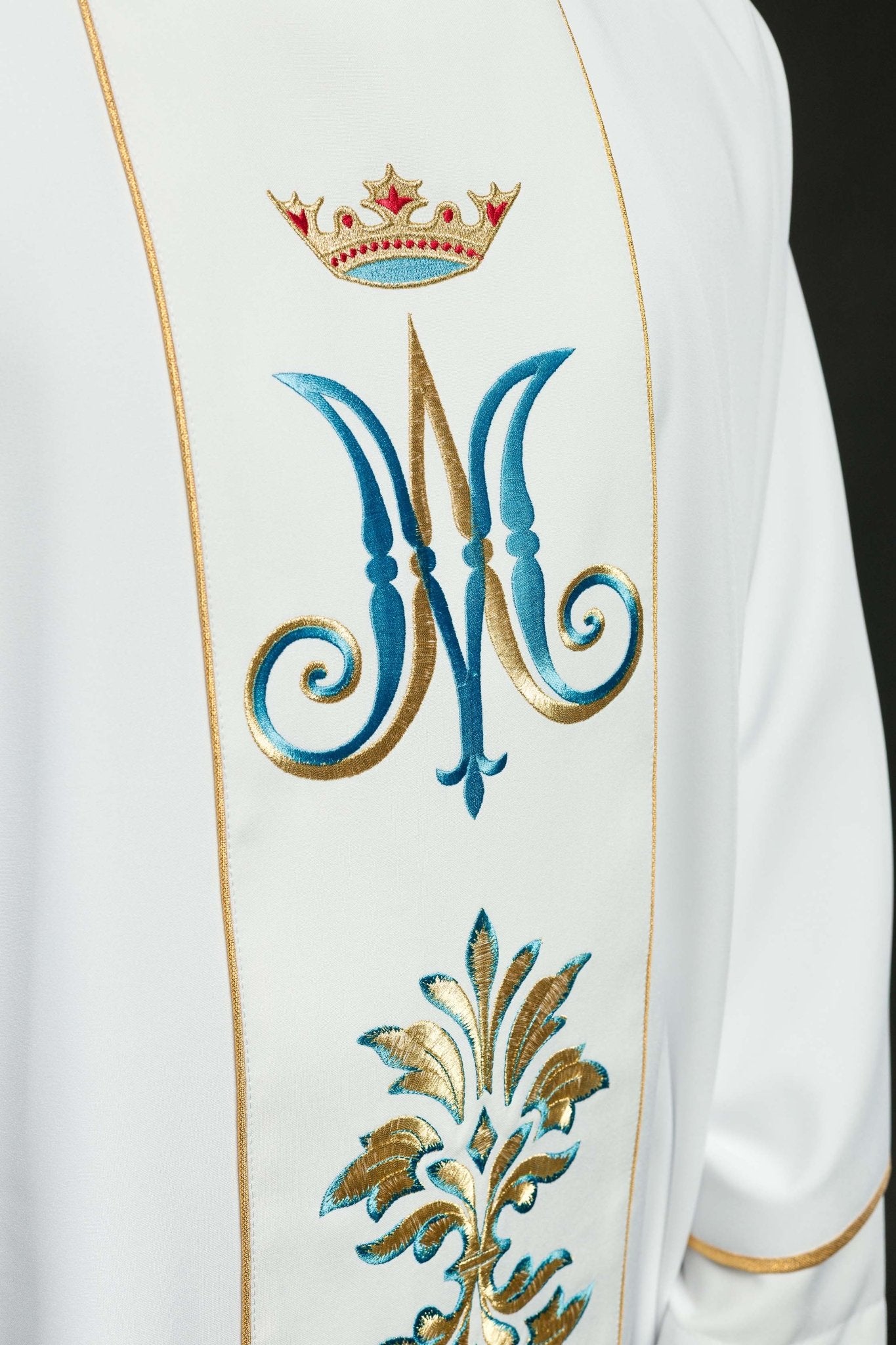 Casulla Mariana blanca Con ornamentos bordados y Corona KOR/061/04/01 BIAŁY - CASULLAS.ES