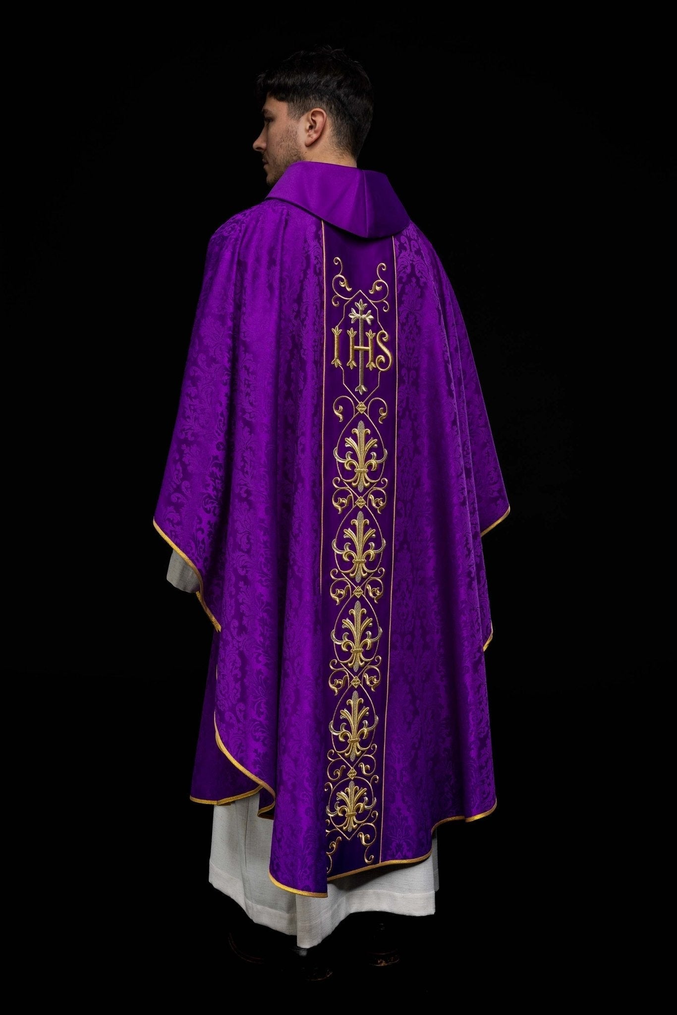 Casulla morada con bordado IHS ; la tela decorativa KOR/268/03/67 - CASULLAS.ES