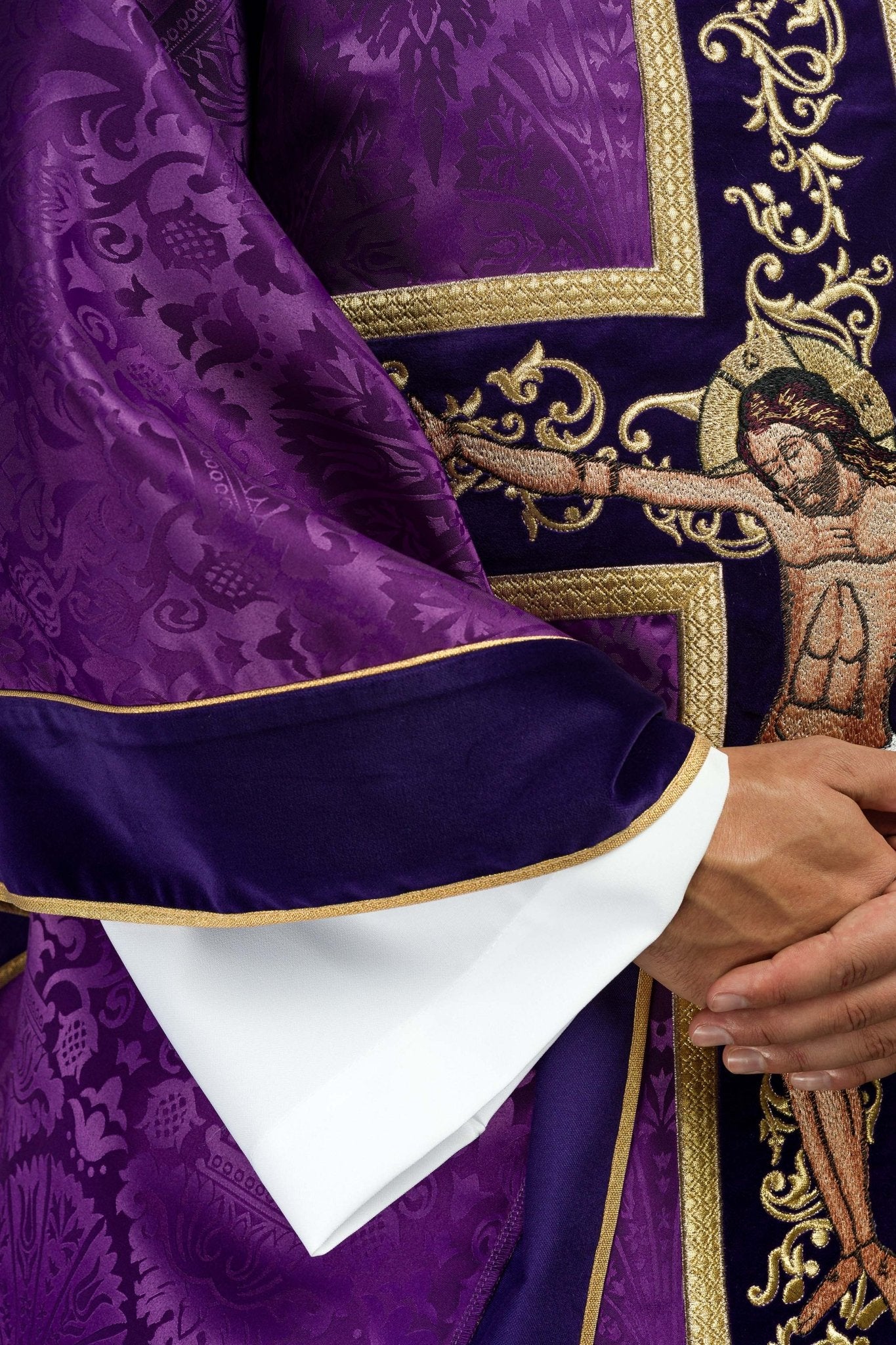 Casulla morada con bordado Jesucristo, la tela decorativa KOR/190/03/83/PA FIOLET - CASULLAS.ES
