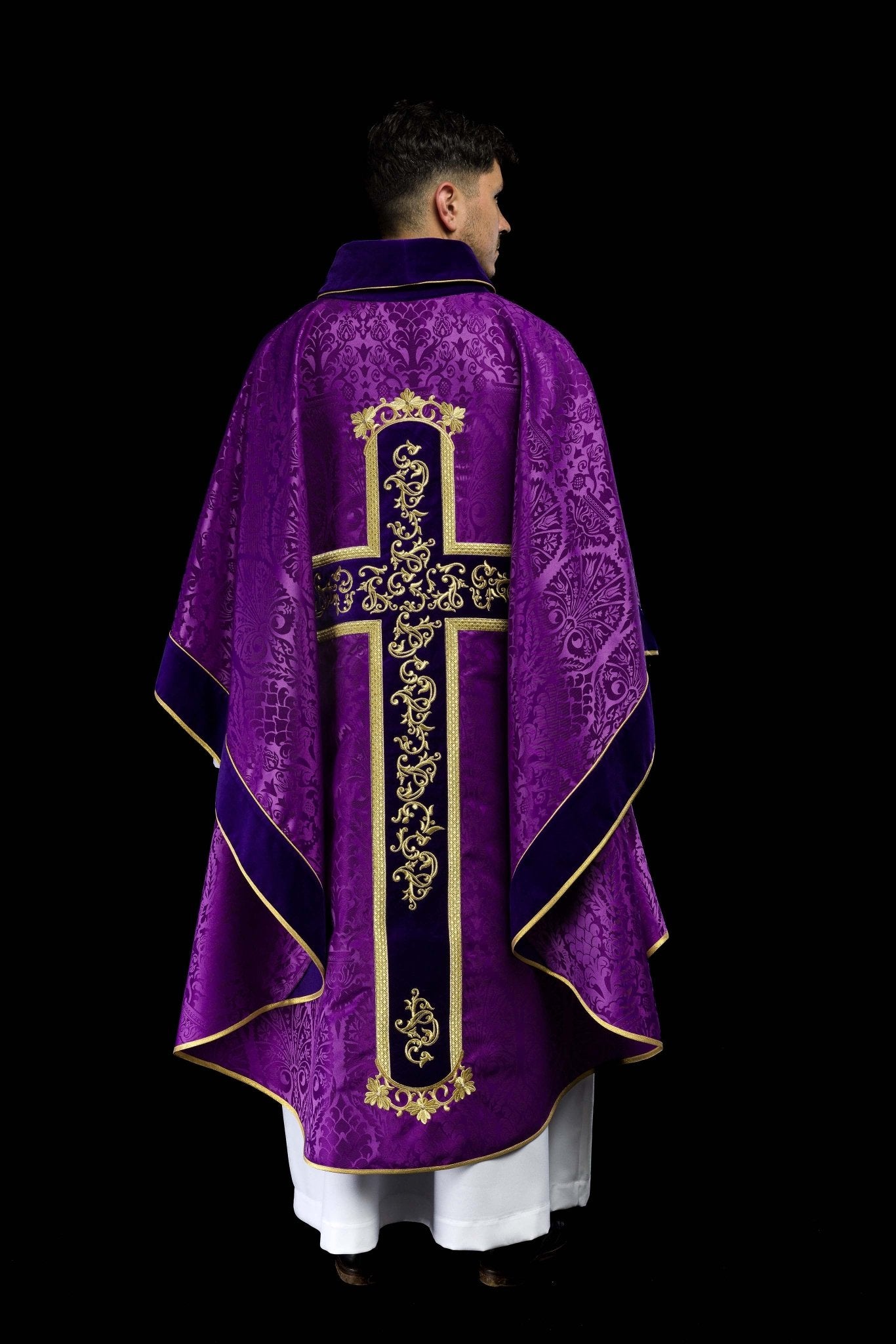 Casulla morada con bordado Jesucristo, la tela decorativa KOR/190/03/83/PA FIOLET - CASULLAS.ES