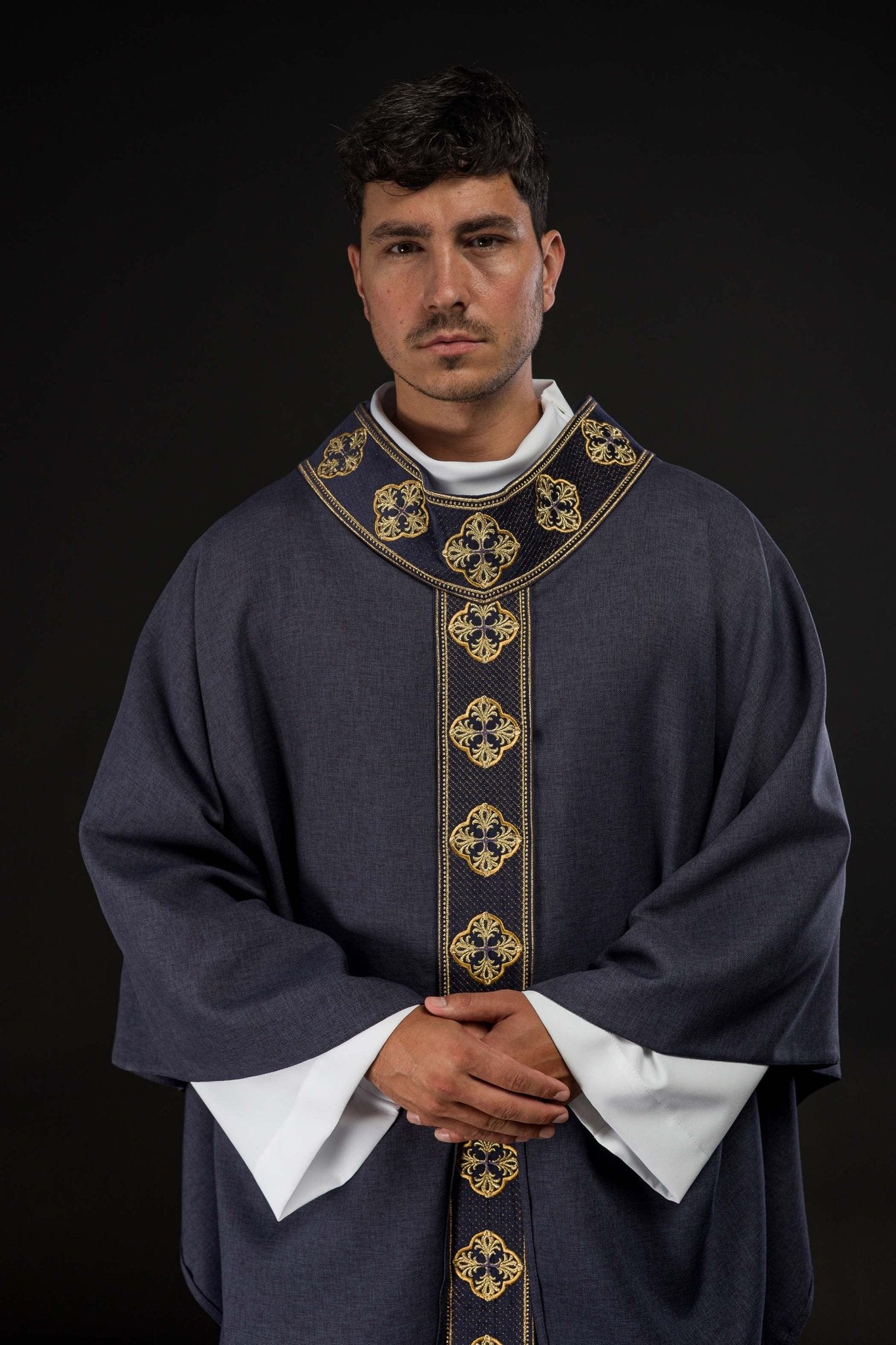 Casulla morada con cinturón bordado con cruces y cuello S-7069-03-70 - CASULLAS.ES