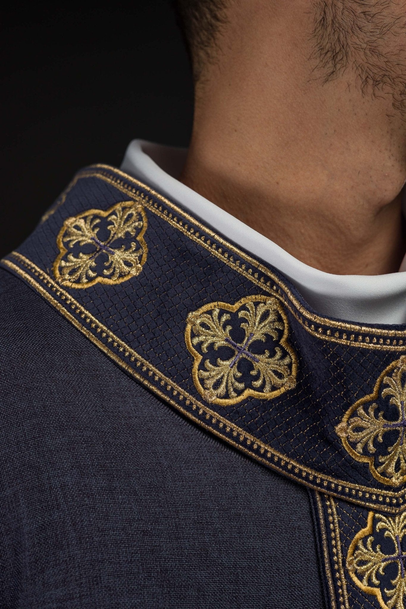 Casulla morada con cinturón bordado con cruces y cuello S-7069-03-70 - CASULLAS.ES