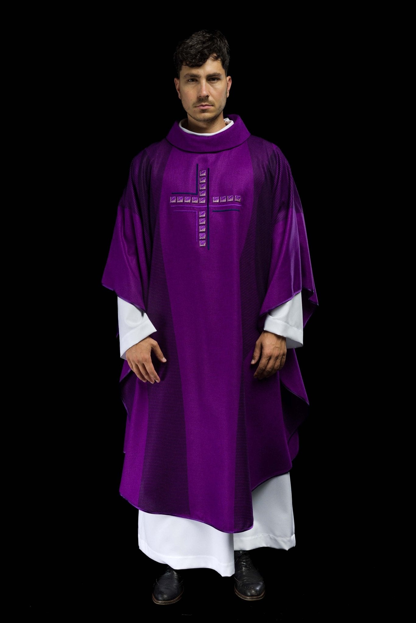 Casulla morada con cruz HA7036-03 FIOLET - CASULLAS.ES