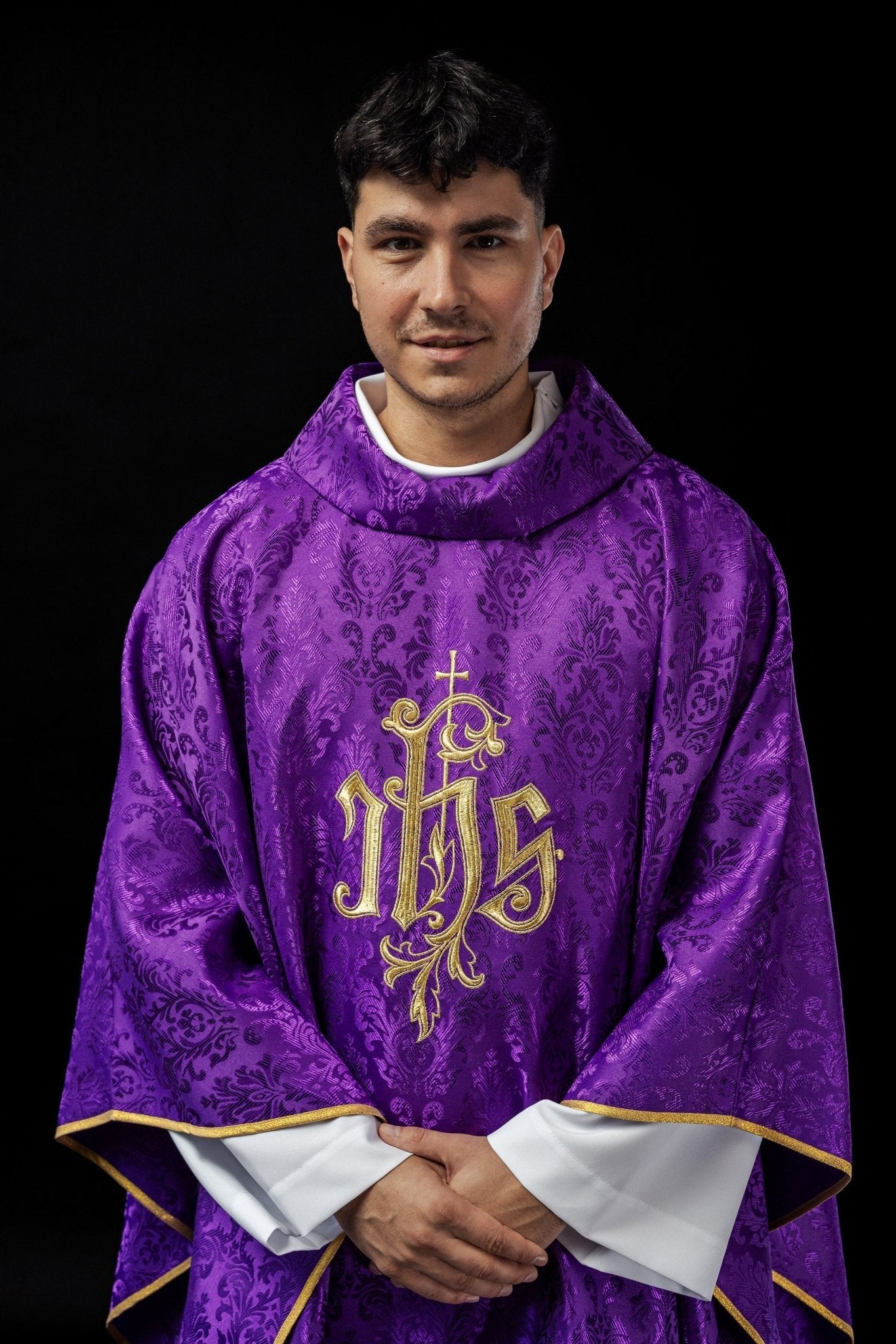 Casulla morada con motivo IHS bordado sobre tela decorativa LE/7032/03 - CASULLAS.ES