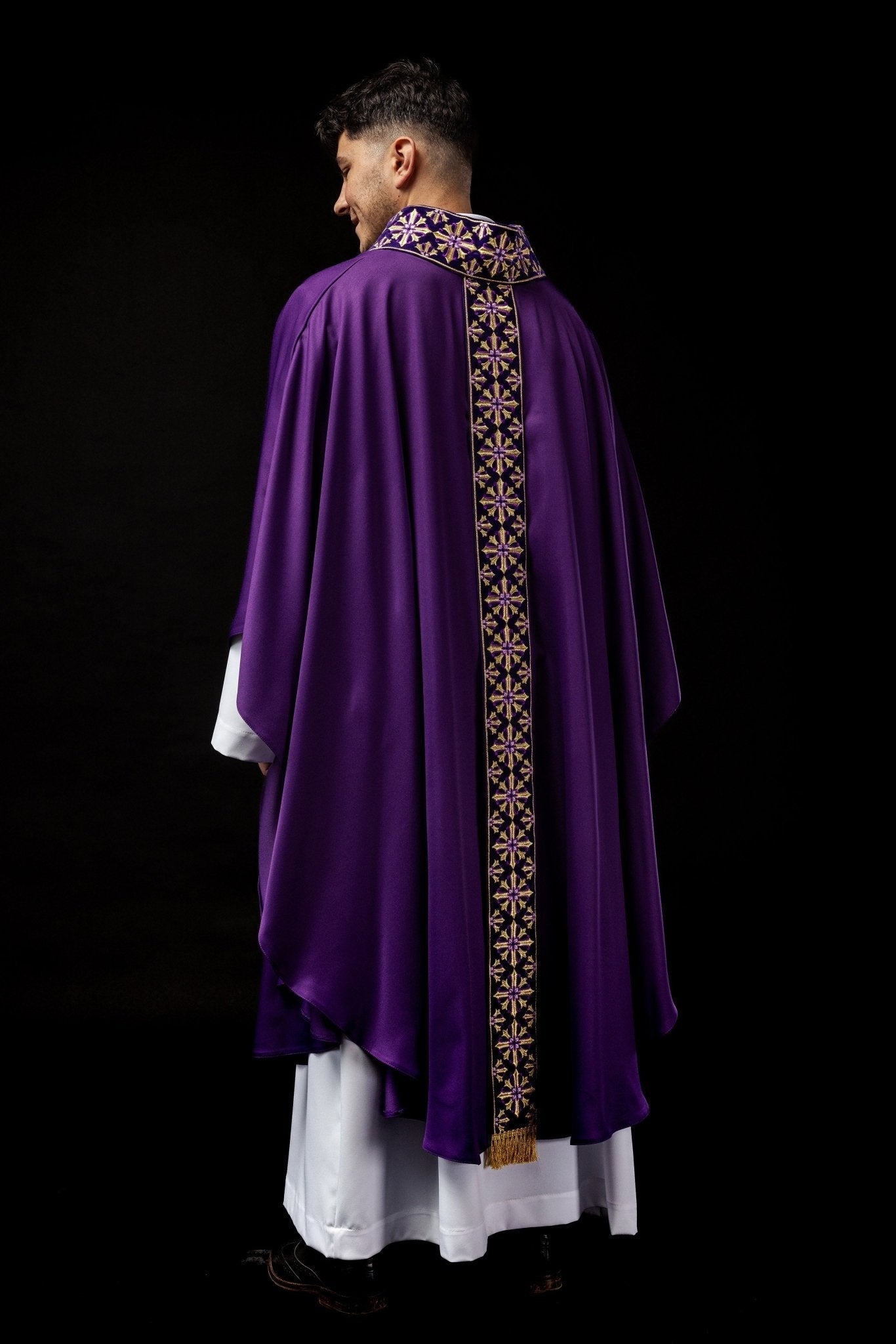 Casulla morada ricamente bordada LE/7026/03 - CASULLAS.ES