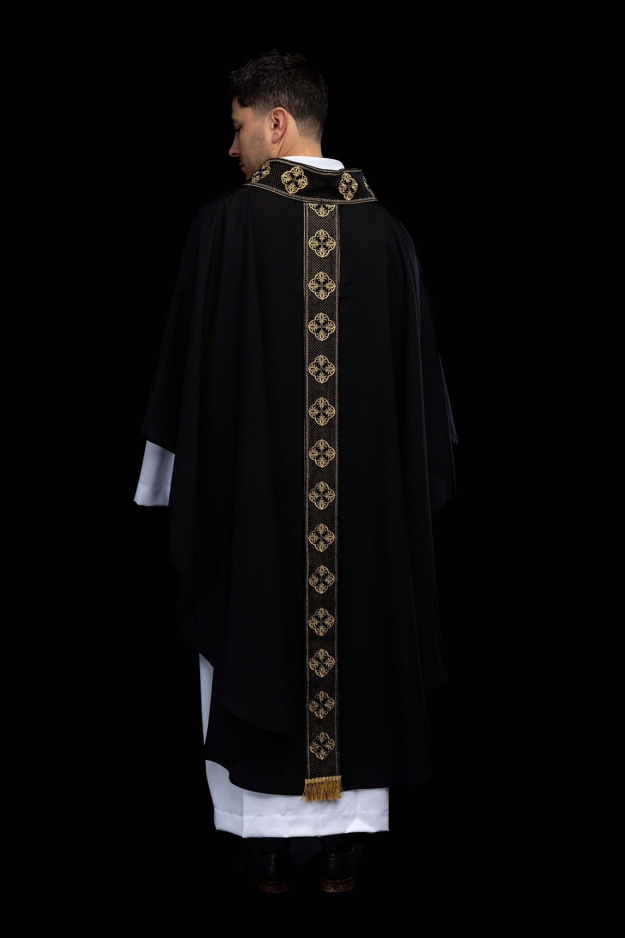 Casulla negra con banda bordada y cuello con motivo de cruces S-7069-07-70 - CASULLAS.ES