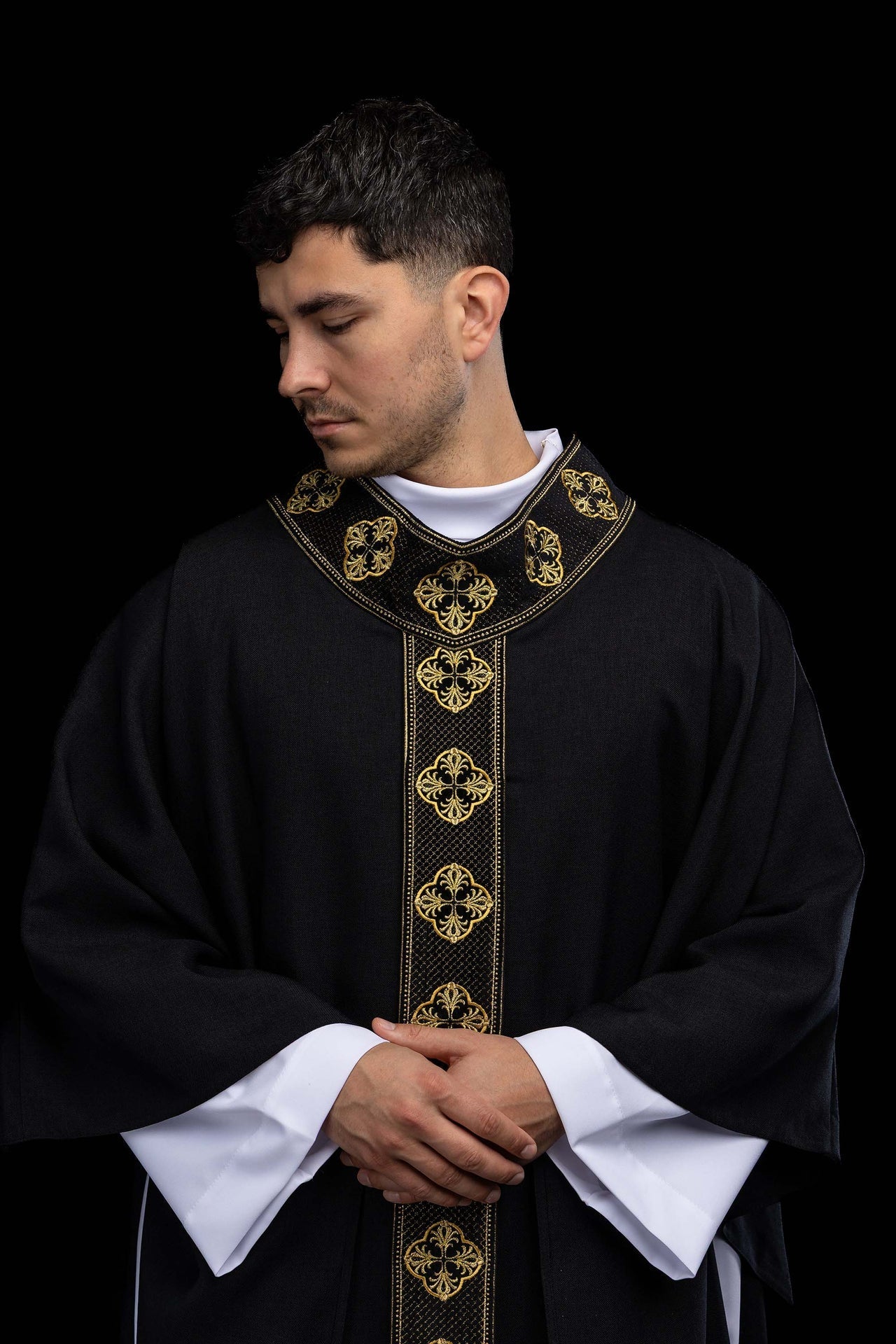 Casulla negra con banda bordada y cuello con motivo de cruces S-7069-07-70 - CASULLAS.ES