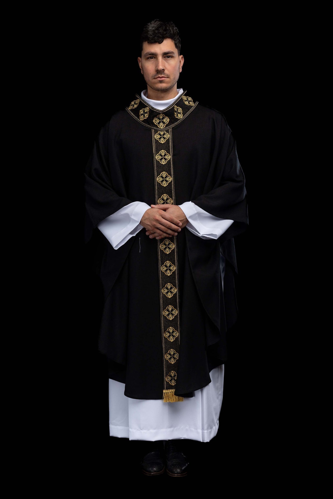 Casulla negra con banda bordada y cuello con motivo de cruces S-7069-07-70 - CASULLAS.ES