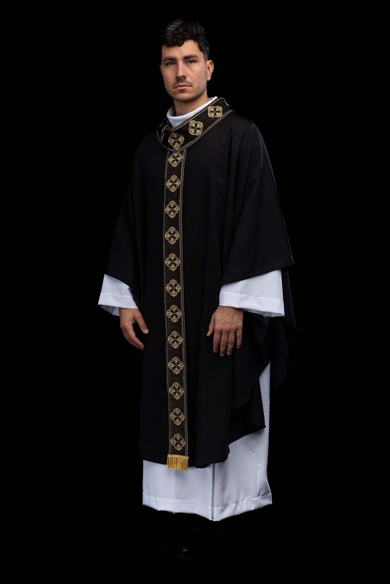 Casulla negra con banda bordada y cuello con motivo de cruces S-7069-07-70 - CASULLAS.ES