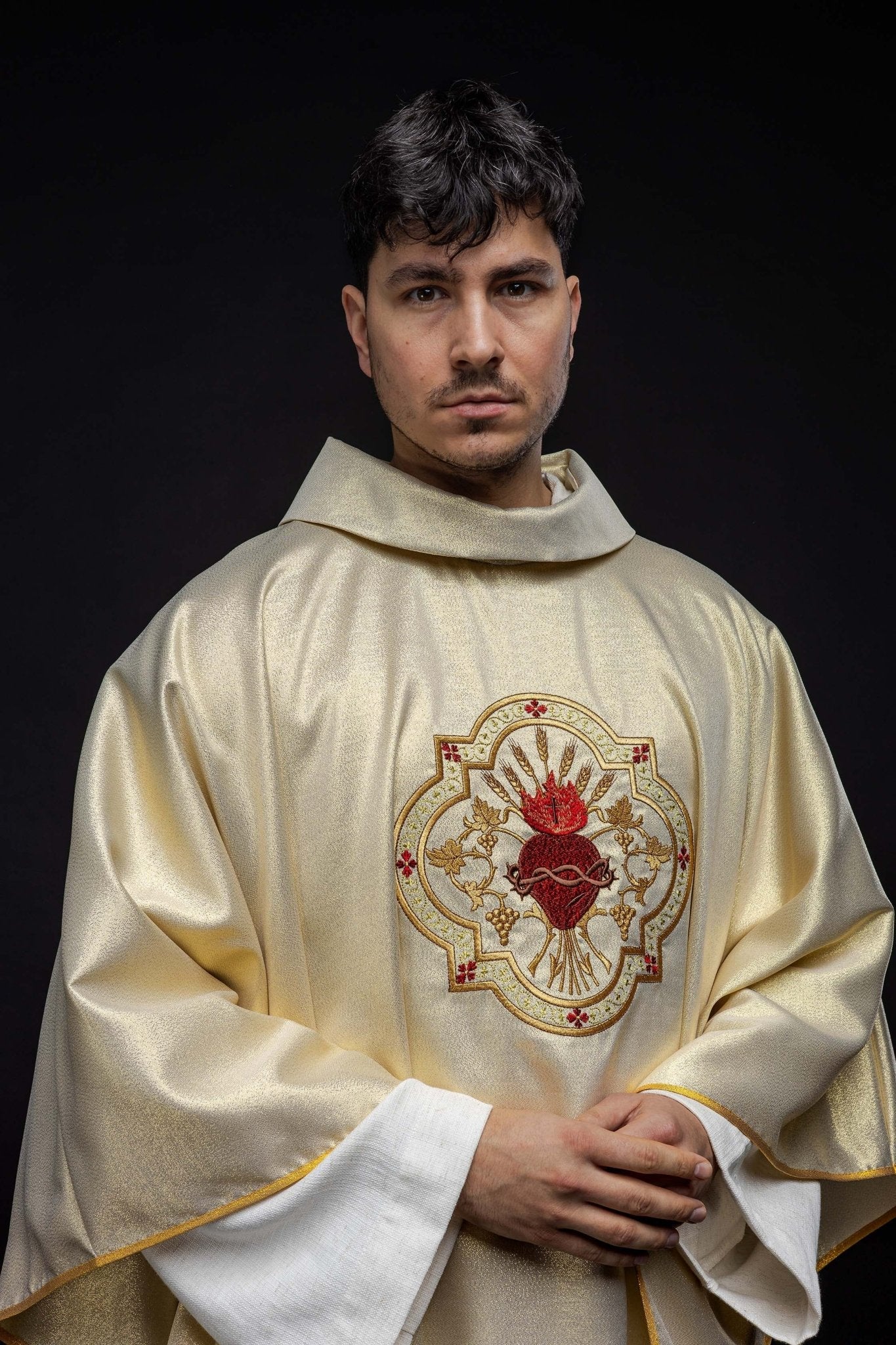 Casulla oro con bordado Corazón de Jesús y Cáliz KOR/118/10/37 ZŁOTO - CASULLAS.ES
