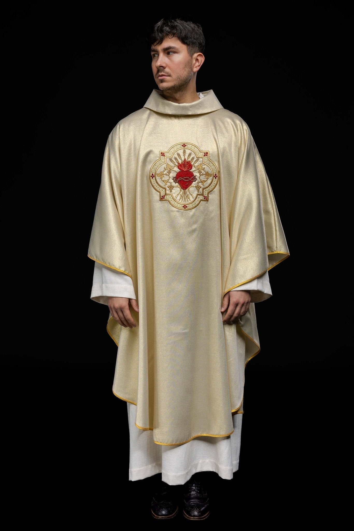 Casulla oro con bordado Corazón de Jesús y Cáliz KOR/118/10/37 ZŁOTO - CASULLAS.ES
