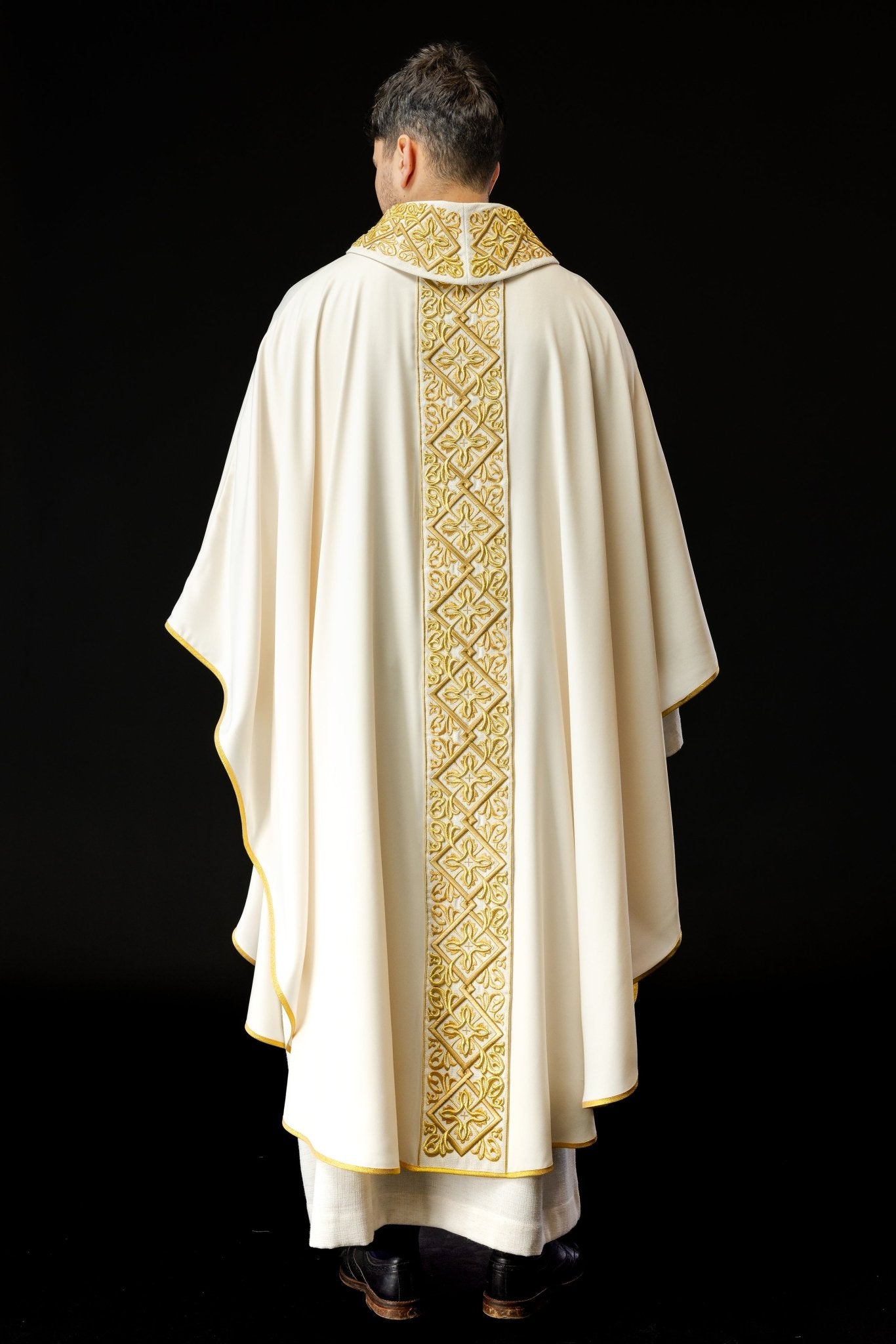 Casulla ricamente bordada con motivos florales y cruces Crudo LE/7027/05 - CASULLAS.ES