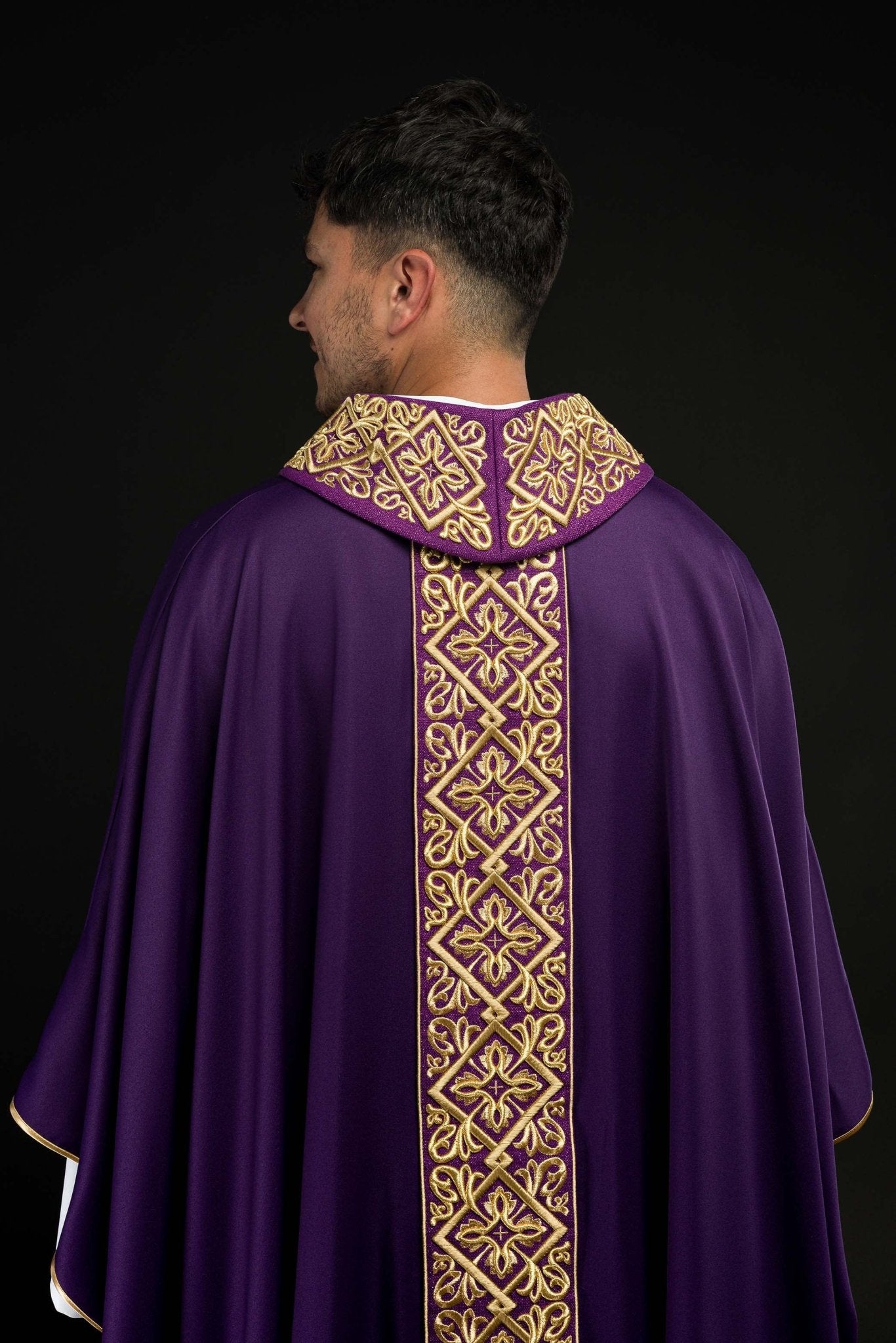 Casulla ricamente bordada en púrpura LE/7027/03 - CASULLAS.ES